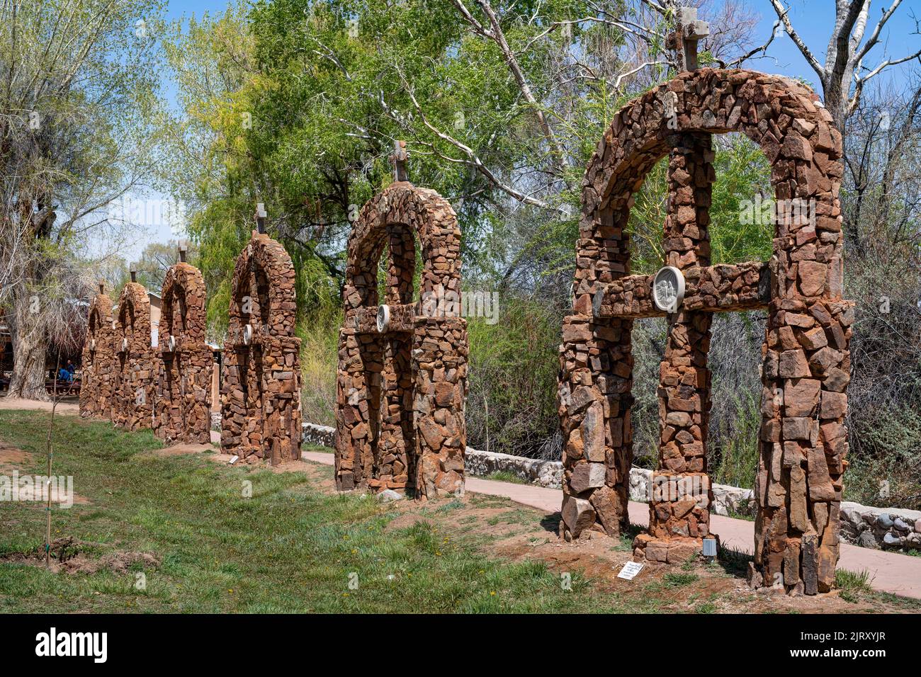 Sette croci che rappresentano i sette giorni della creazione a El Santuario de Chimayo, New Mexico, USA Foto Stock