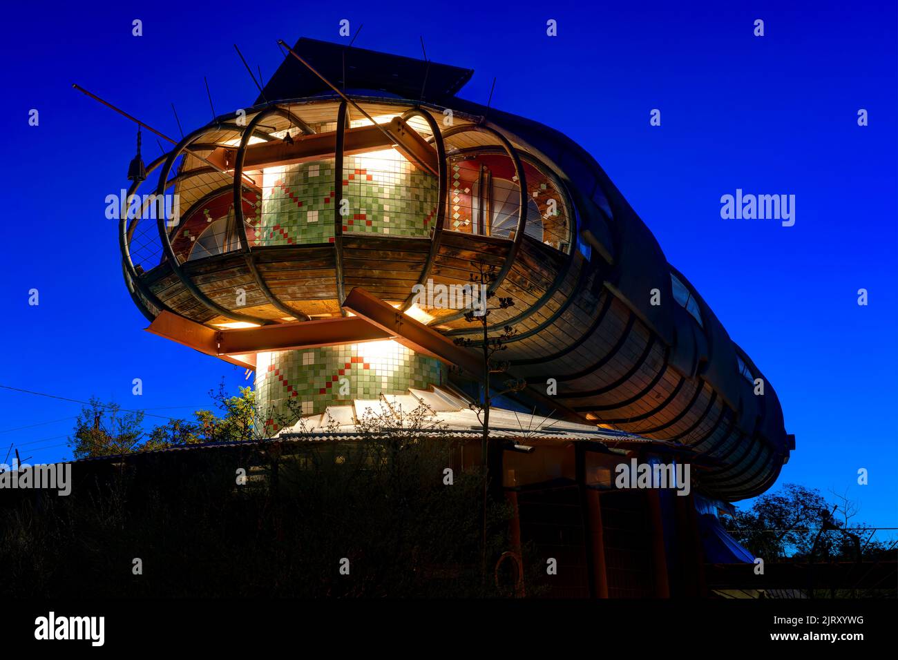 La nave spaziale UFO House (nota anche come Bug House) di notte, Albuquerque, New Mexico, USA Foto Stock