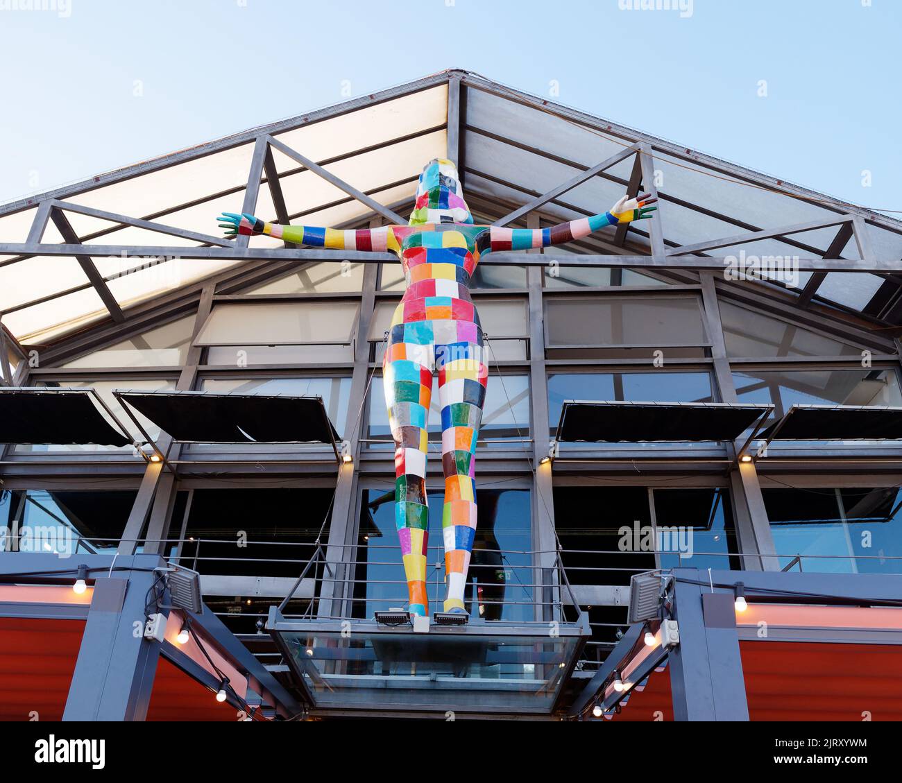 Statua femminile colorata fuori da un ristorante a Lisbona, Portogallo di fronte al ponte 25 de Abril Foto Stock