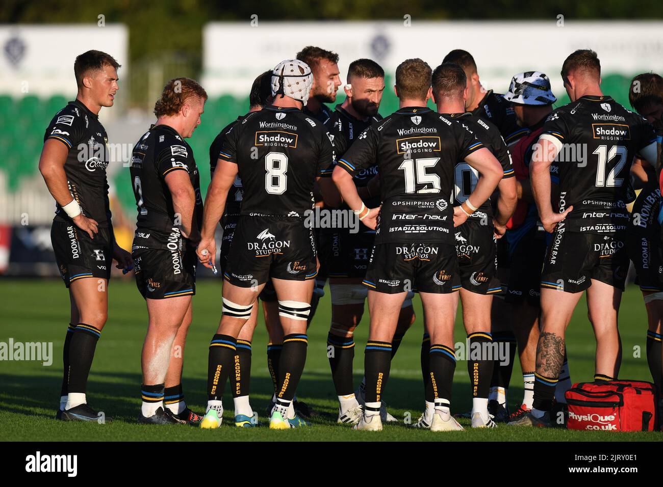 Newport, Regno Unito. 26th ago, 2022. La squadra dei draghi parla durante la partita a Newport, Regno Unito, il 8/26/2022. (Foto di Mike Jones/News Images/Sipa USA) Credit: Sipa USA/Alamy Live News Foto Stock