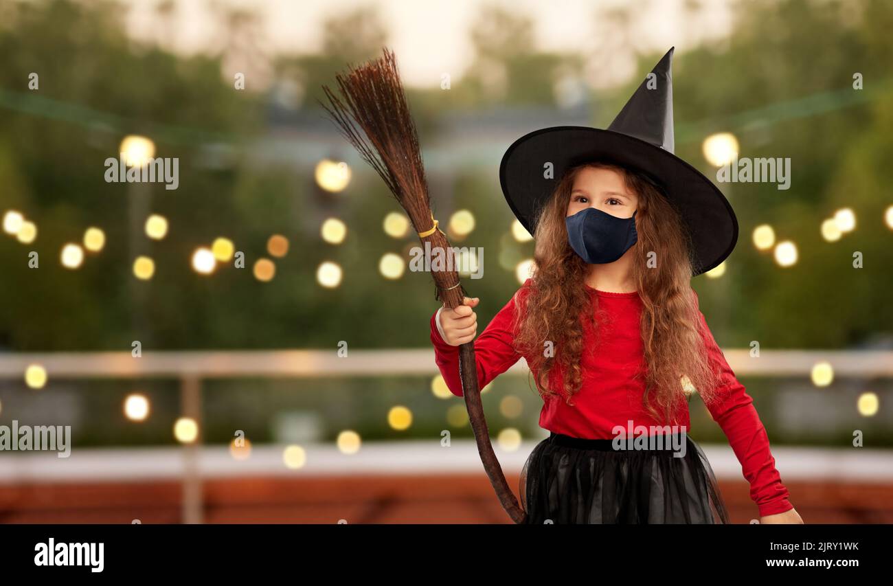 ragazza in maschera nera e costume di halloween della strega Foto Stock