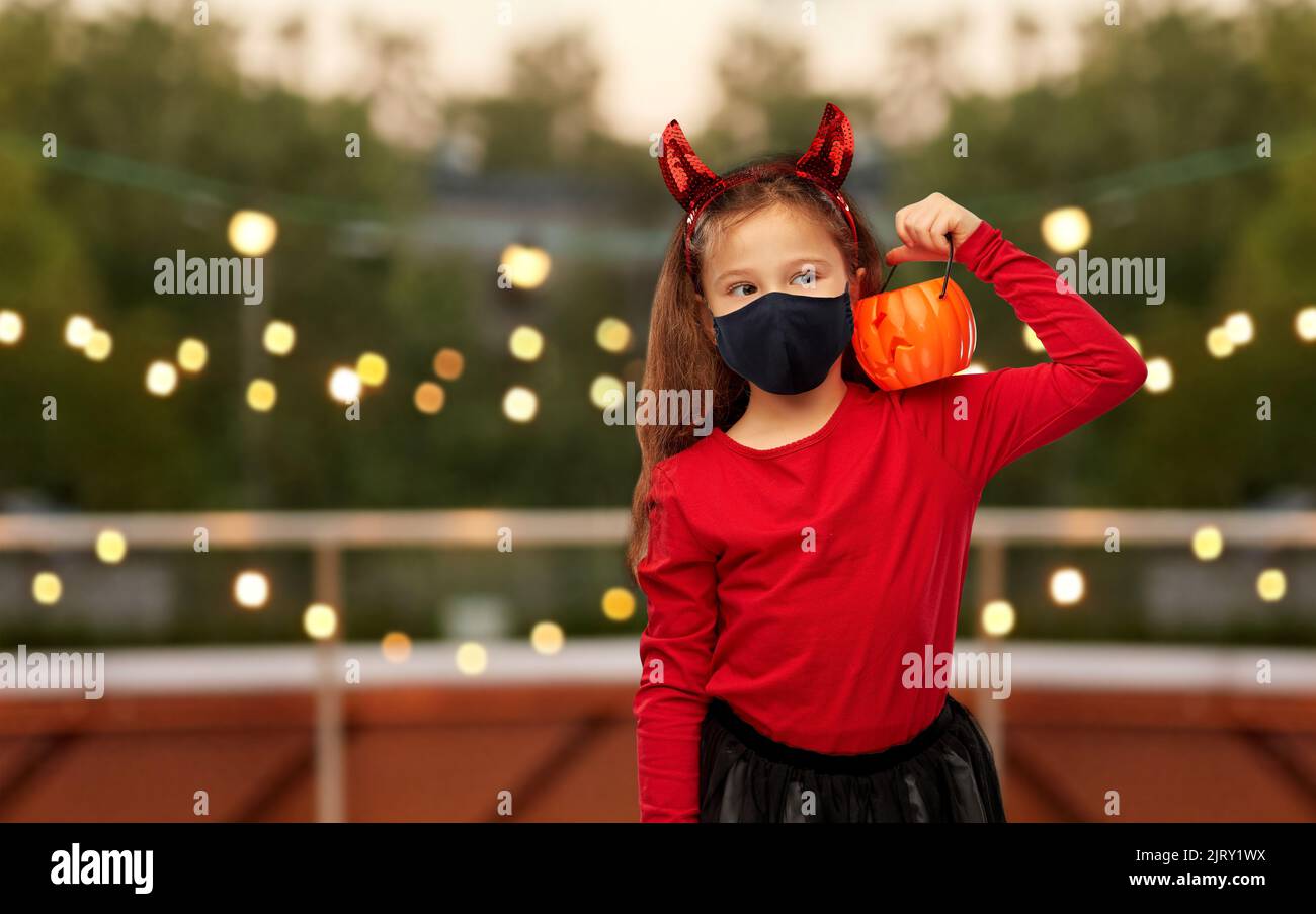 ragazza in costume di halloween e maschera Foto Stock