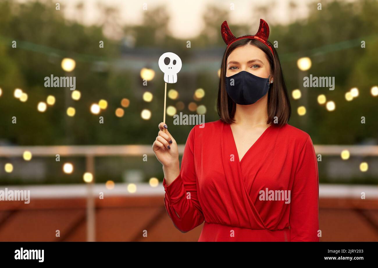 donna in costume di halloween del diavolo e maschera nera Foto Stock