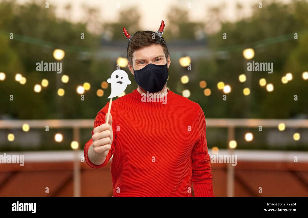 uomo in costume di halloween del diavolo e maschera Foto Stock