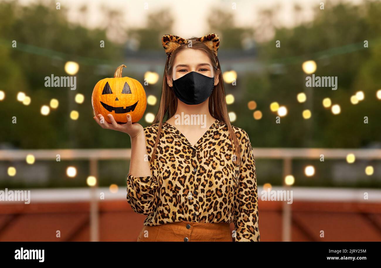 donna in maschera nera e costume di halloween Foto Stock