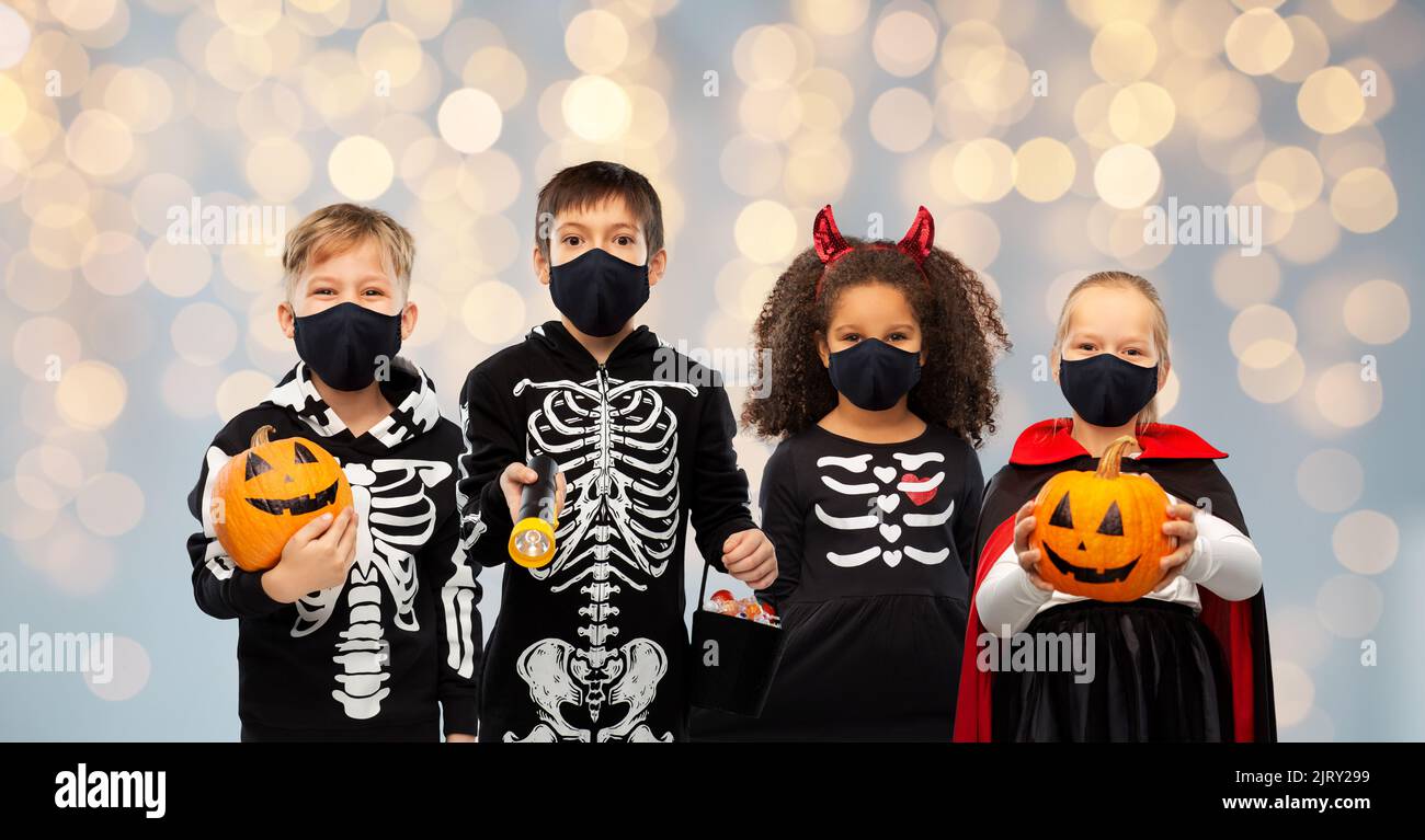 bambini in costumi di halloween e maschere riutilizzabili Foto Stock