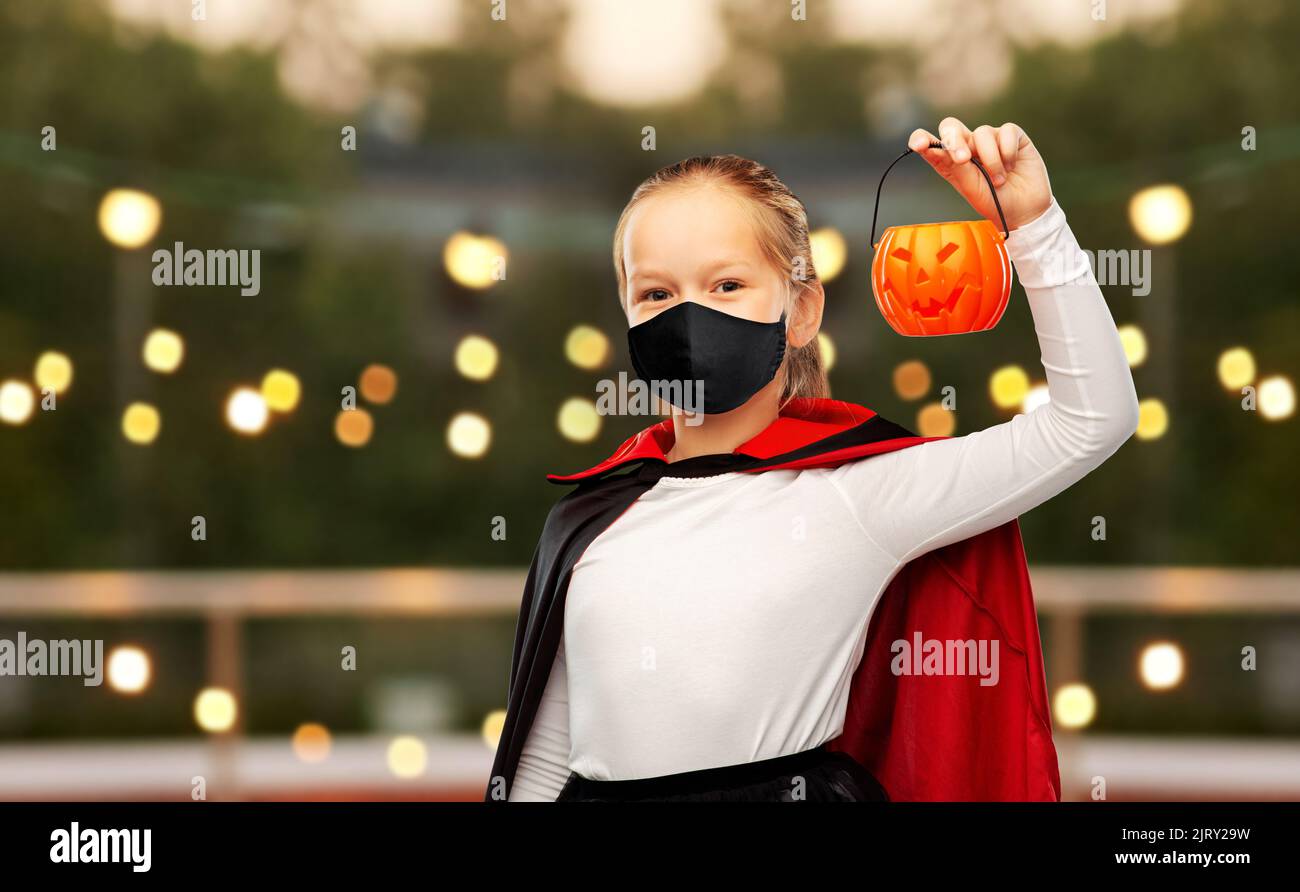 ragazza in maschera e costume di dracula su halloween Foto Stock