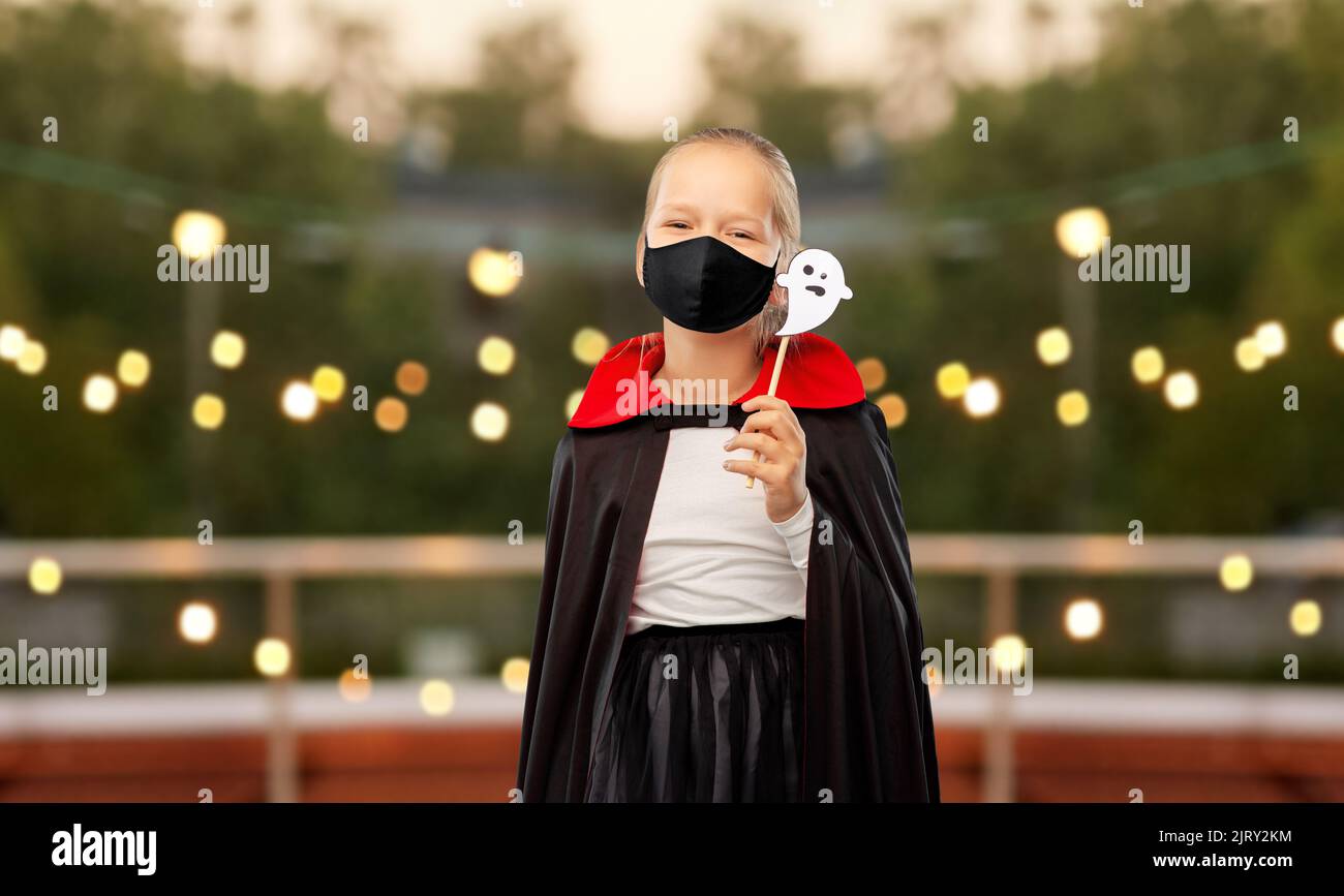 ragazza in maschera e costume di dracula su halloween Foto Stock