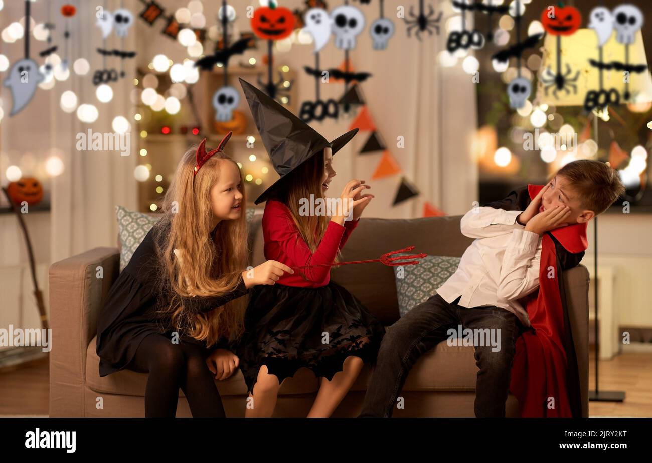 bambini in costumi di halloween che giocano a casa Foto Stock