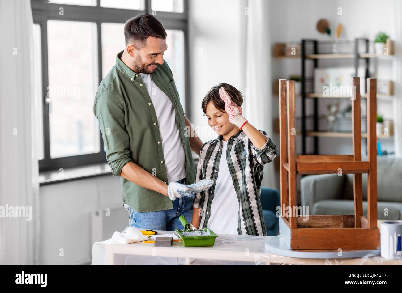 padre e figlio che fanno cinque bassi e restaurano la tavola Foto Stock