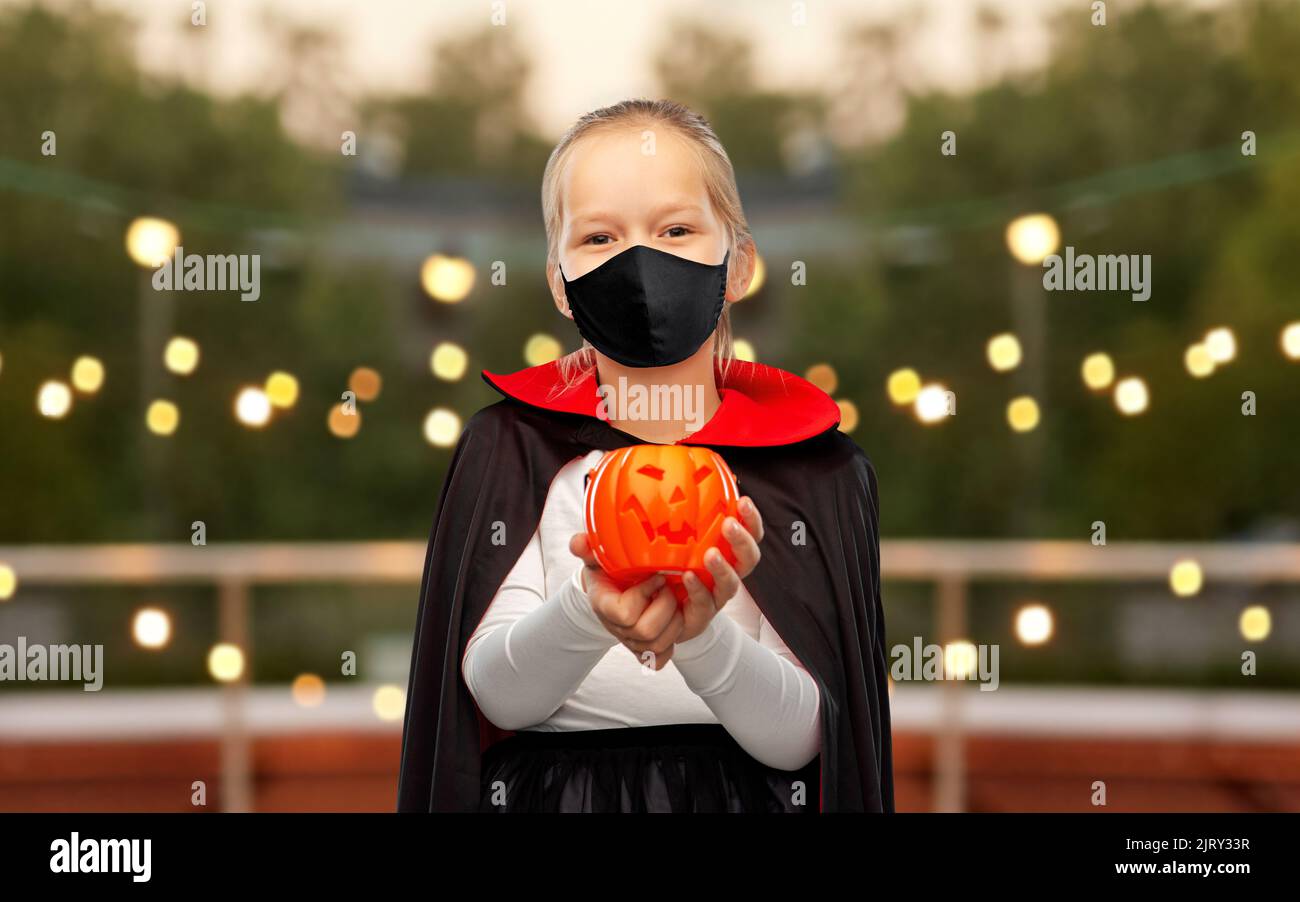 ragazza in maschera e costume di dracula su halloween Foto Stock