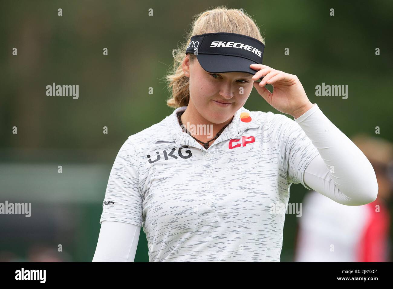 Ottawa, Canada. 26th ago, 2022. 26 agosto 2022: Brooke Henderson of Canada saluta la galleria al green 18th finendo il secondo round del CP Womens Open tenutosi all'Ottawa Hunt & Golf Club di Ottawa, Canada. Daniel Lea/CSM Credit: CAL Sport Media/Alamy Live News Foto Stock