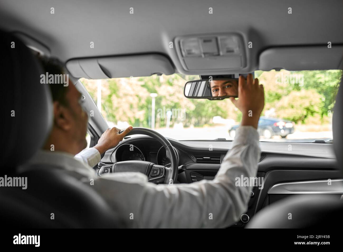 Uomo auto taglio capelli da solo guardando lo specchio Foto stock - Alamy