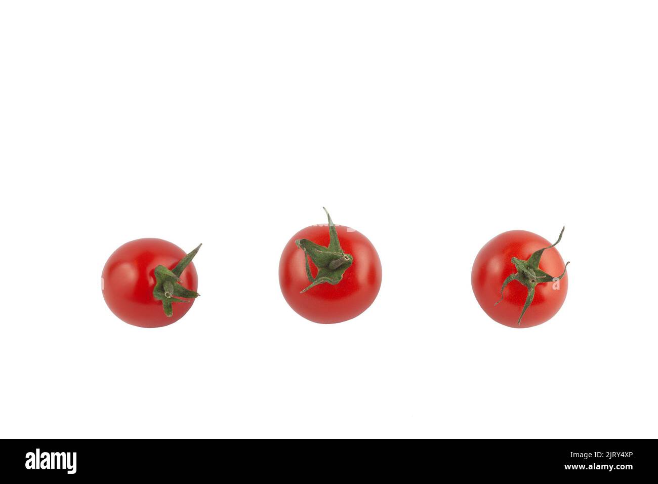 Tre pomodori freschi e biologici a base di ciliegia rossa allineati su uno sfondo bianco. Ritaglio. Foto Stock
