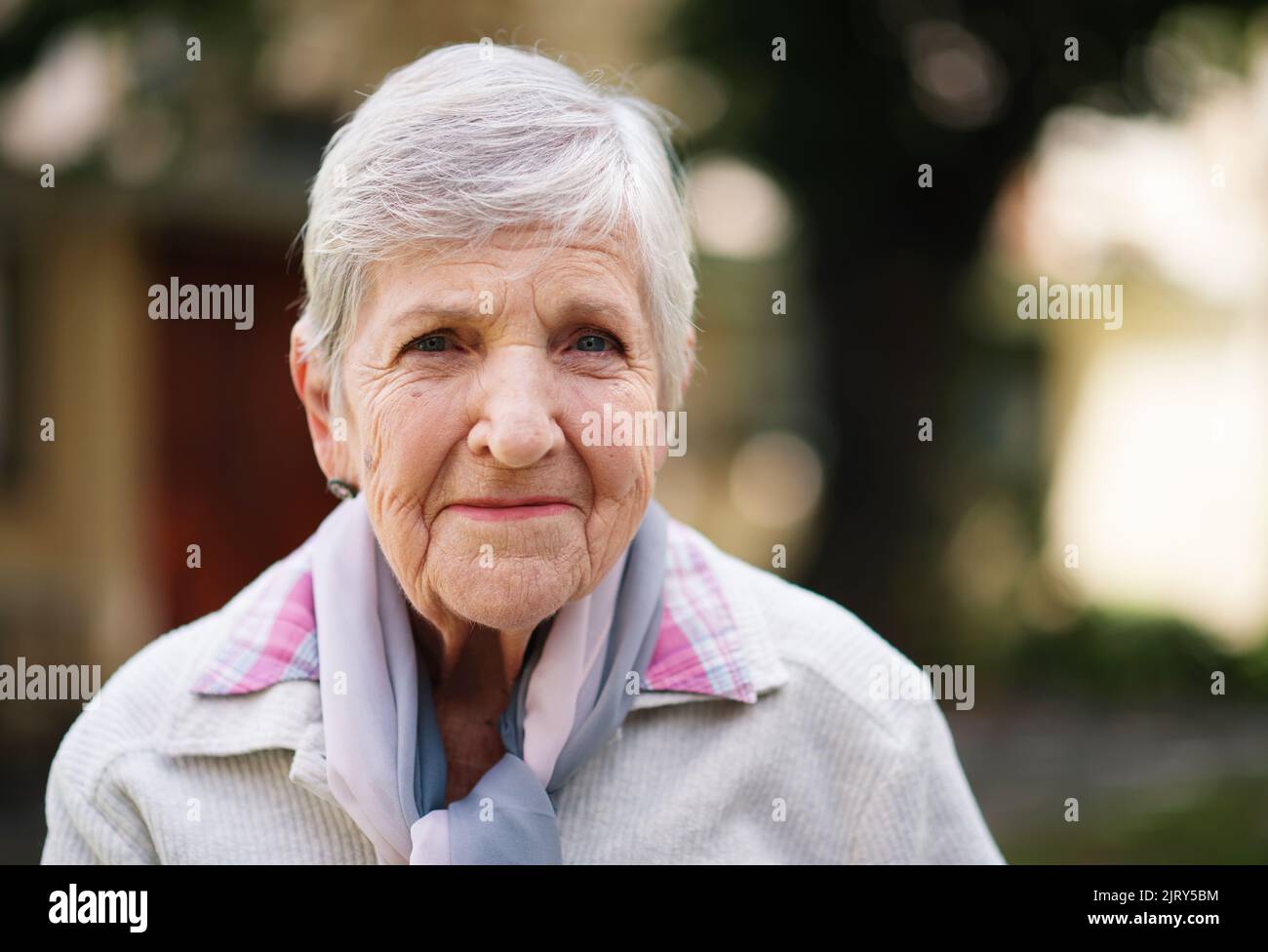 Ritratto di donna anziana sorridente felice godendo la giornata nel parco Foto Stock