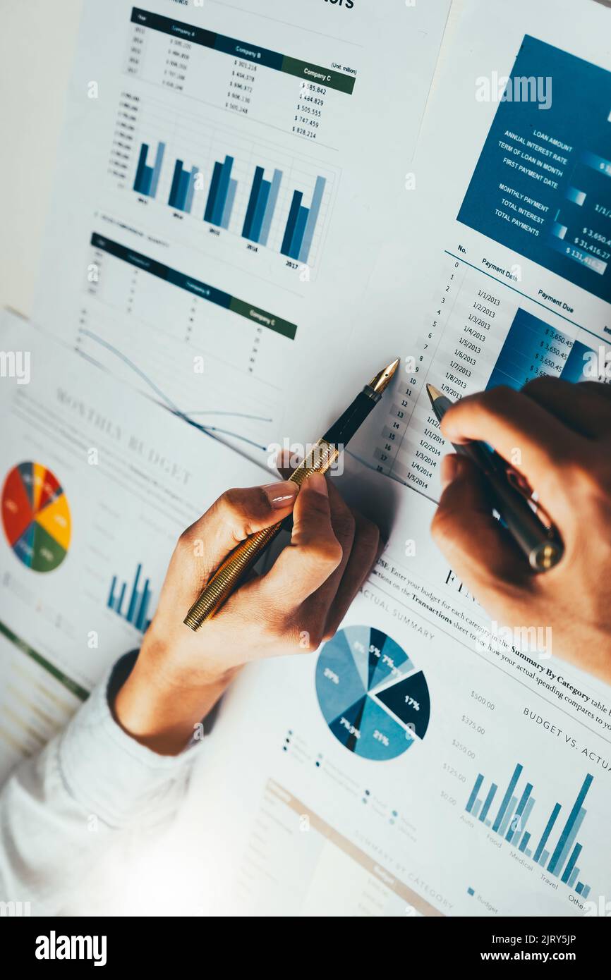 Primo piano incontro tra uomini d'affari per discutere la situazione sul mercato. Concetto finanziario aziendale Foto Stock