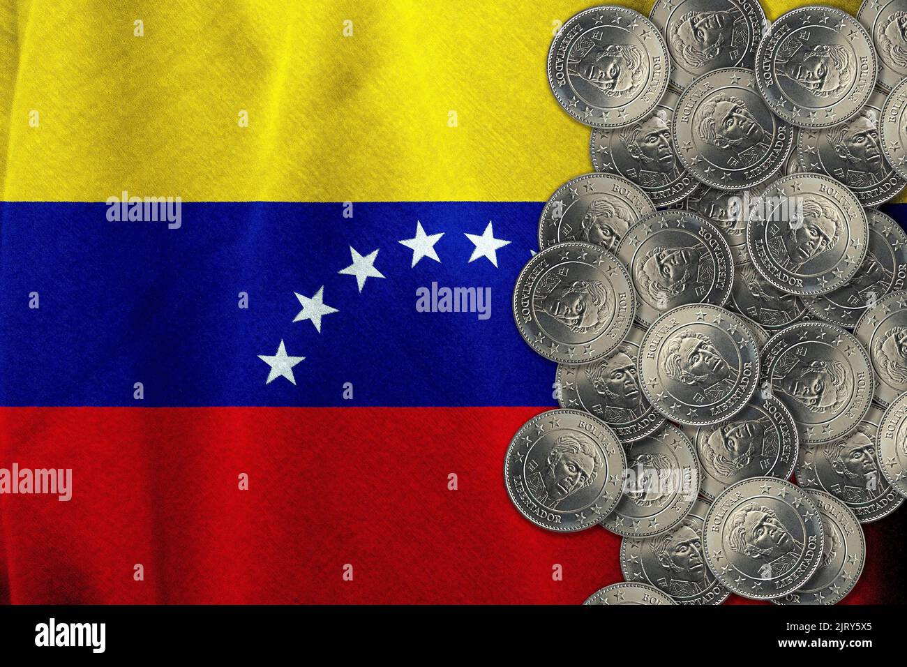 Bolívar monete in contanti e bandiera del Venezuela (moneta, finanza, affari, inflazione, crsis) Foto Stock