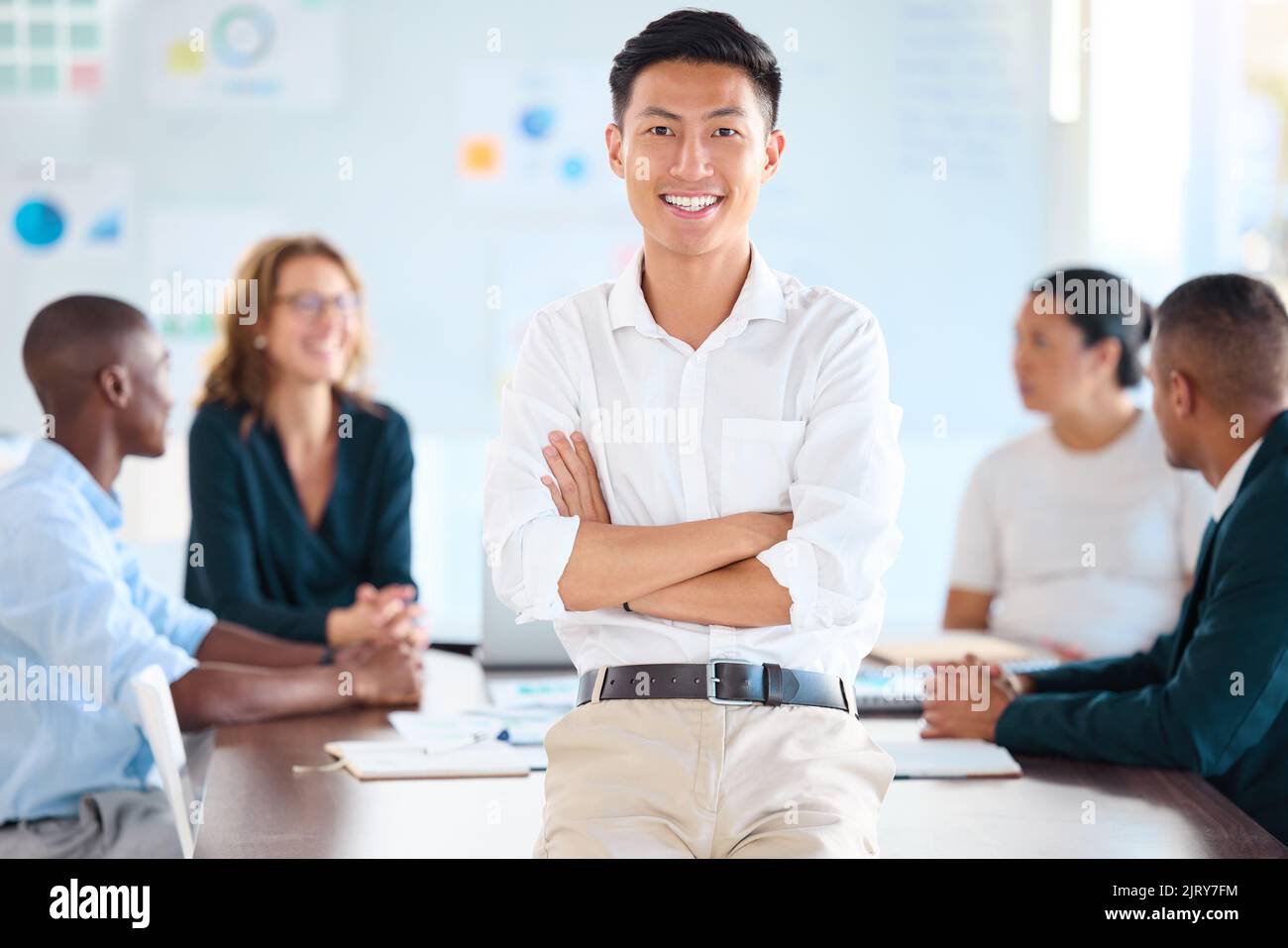 Motivazione, visione e orgoglioso leader aziendale entusiasti della collaborazione di gruppo su un obiettivo in un ufficio. Innovazione con un'idea di condivisione di team diversificata Foto Stock