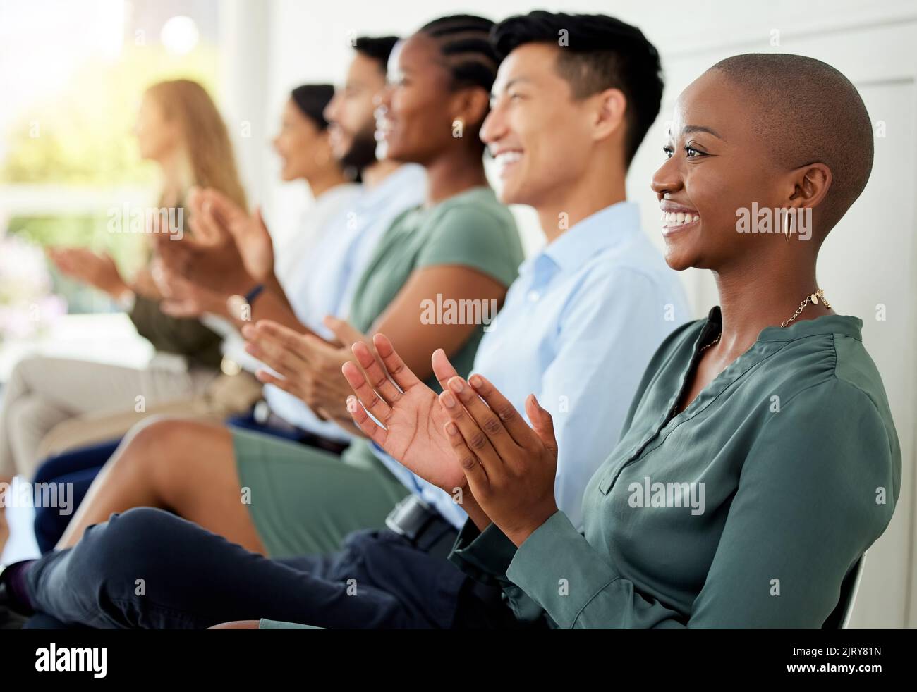 Motivazione, applausi e festeggiamenti di successo con il pubblico di uomini e donne d'affari che battono le mani nell'incontro per il successo. Folla felice che ascolta Foto Stock