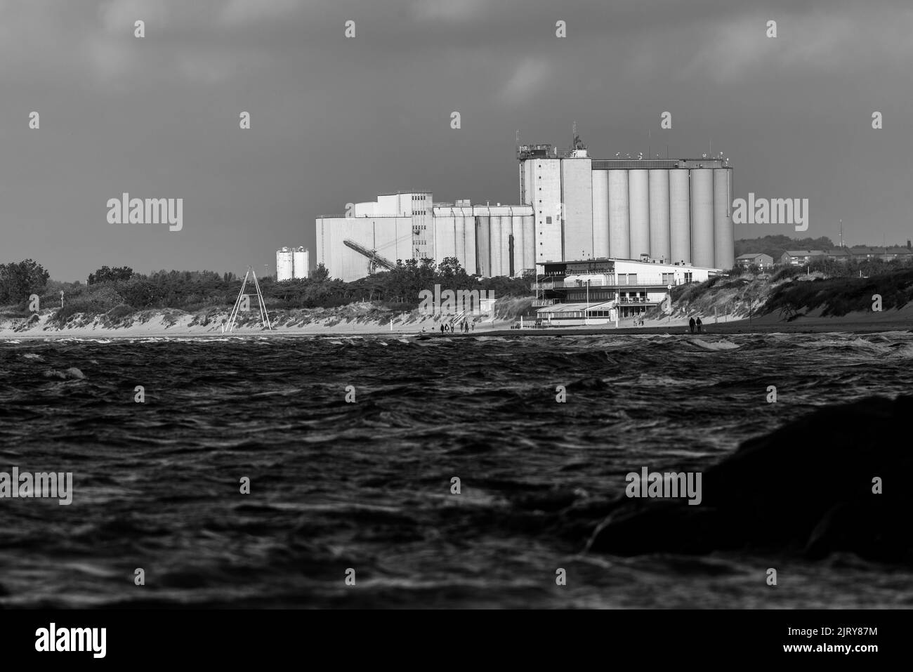 Panorama fresco sopra il paesaggio i svezia. Tramonto e oceano. Bel paesaggio sopra la bella città in svezia Foto Stock
