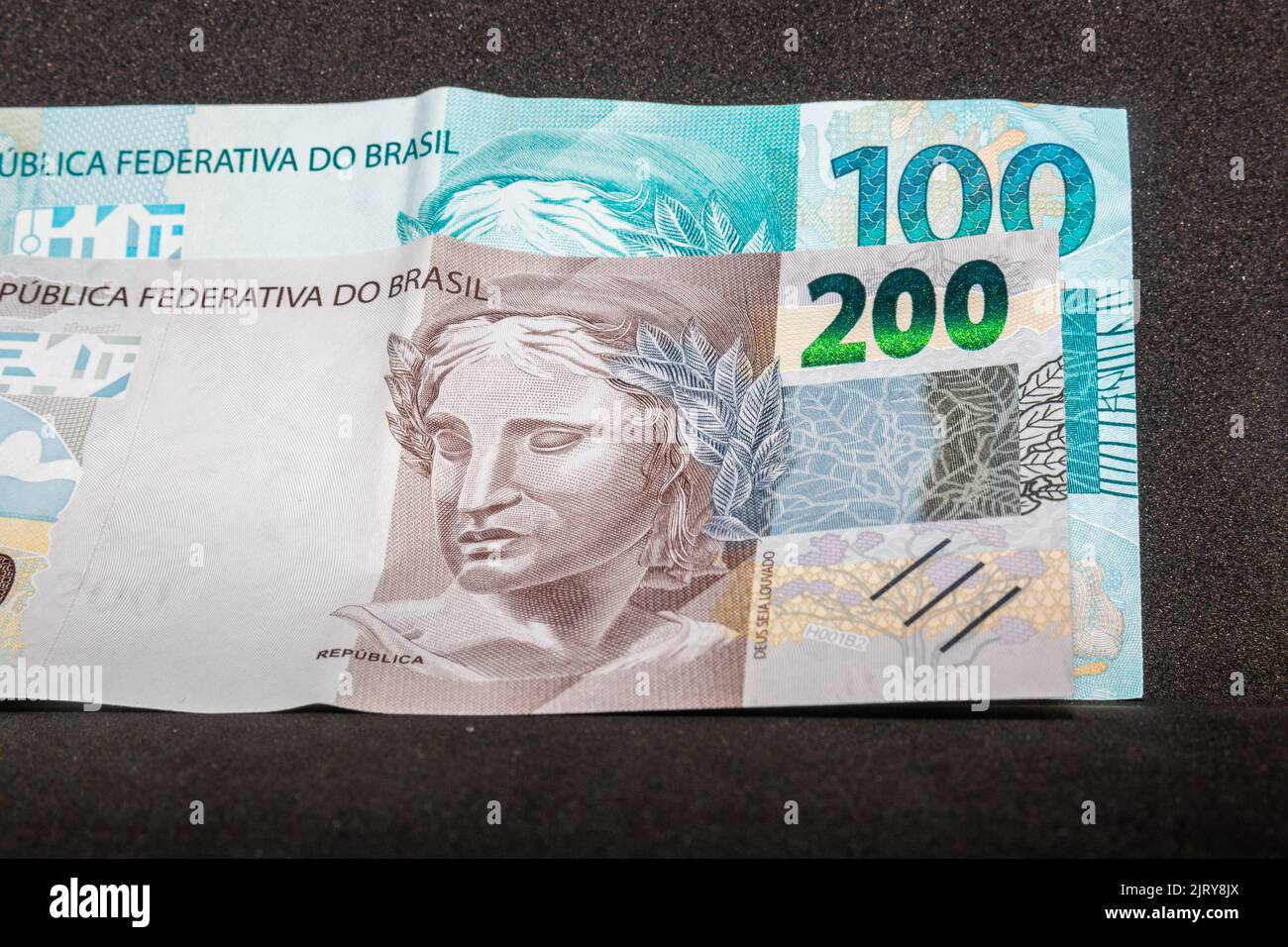 Trecento reais in denaro brasiliano, importo pagato dal governo nelle nuove rate di aiuti di emergenza nella pandemia di coronavirus. Foto Stock