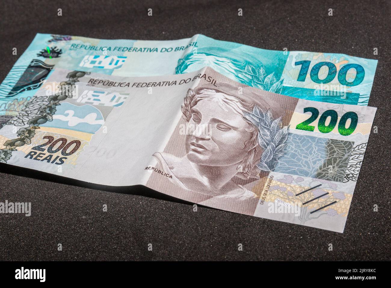 Trecento reais in denaro brasiliano, importo pagato dal governo nelle nuove rate di aiuti di emergenza nella pandemia di coronavirus. Foto Stock