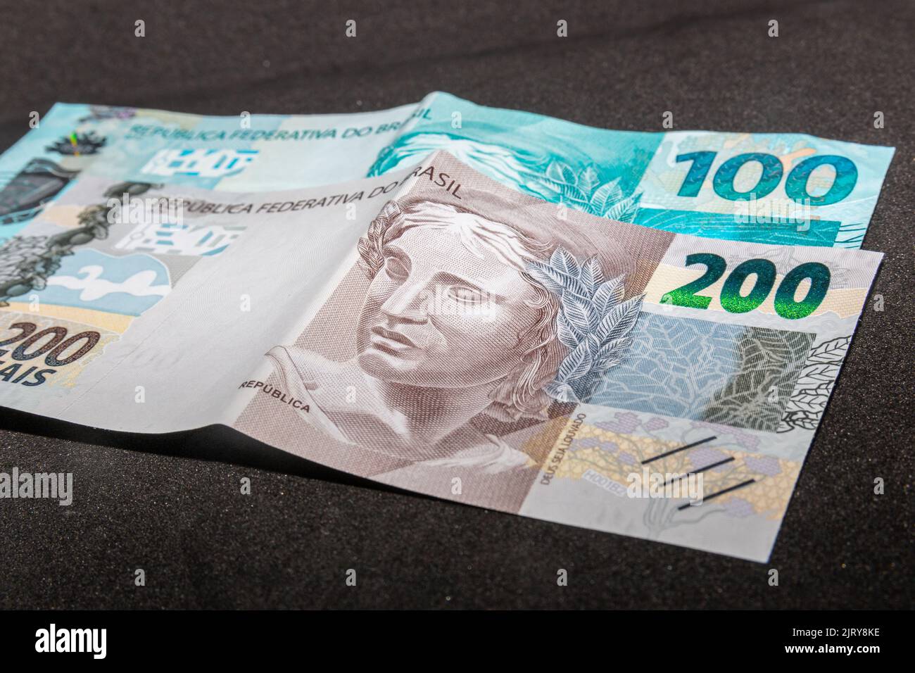 Trecento reais in denaro brasiliano, importo pagato dal governo nelle nuove rate di aiuti di emergenza nella pandemia di coronavirus. Foto Stock