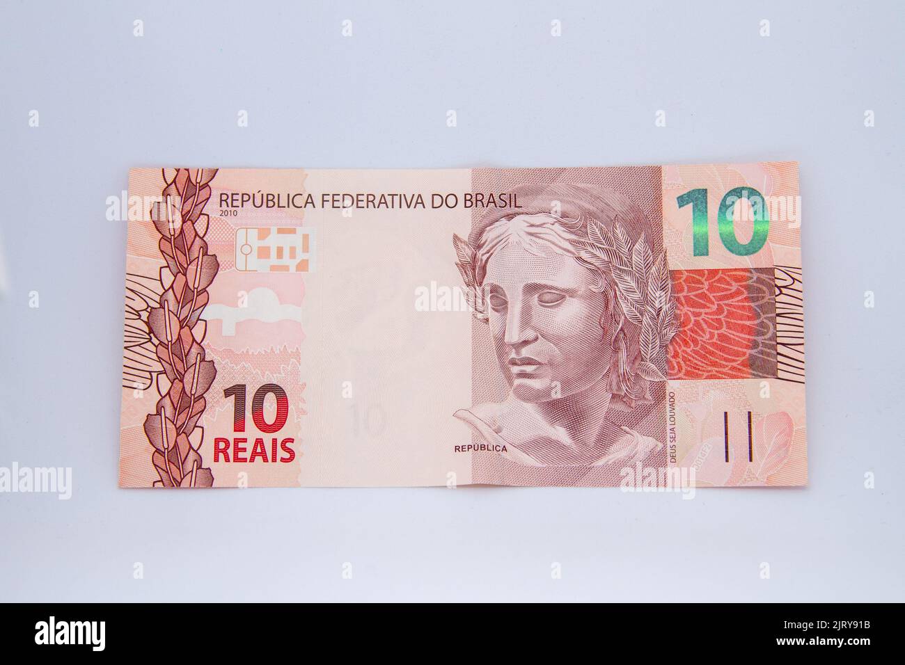 Banconota da dieci reais (valuta brasiliana) su sfondo bianco in Brasile Foto Stock