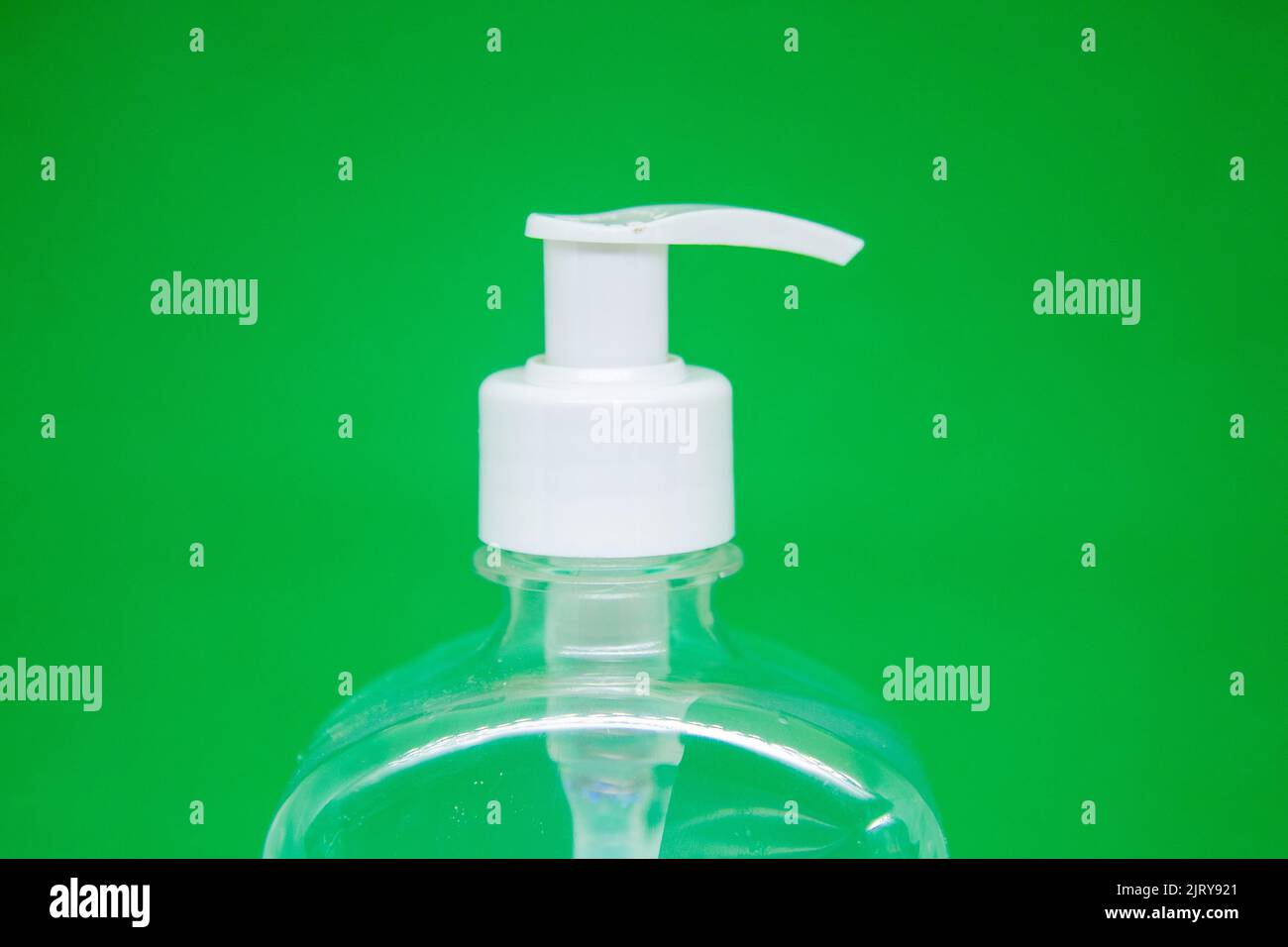 Vaso trasparente di gel di alcool con coperchio bianco su sfondo verde in Brasile Foto Stock