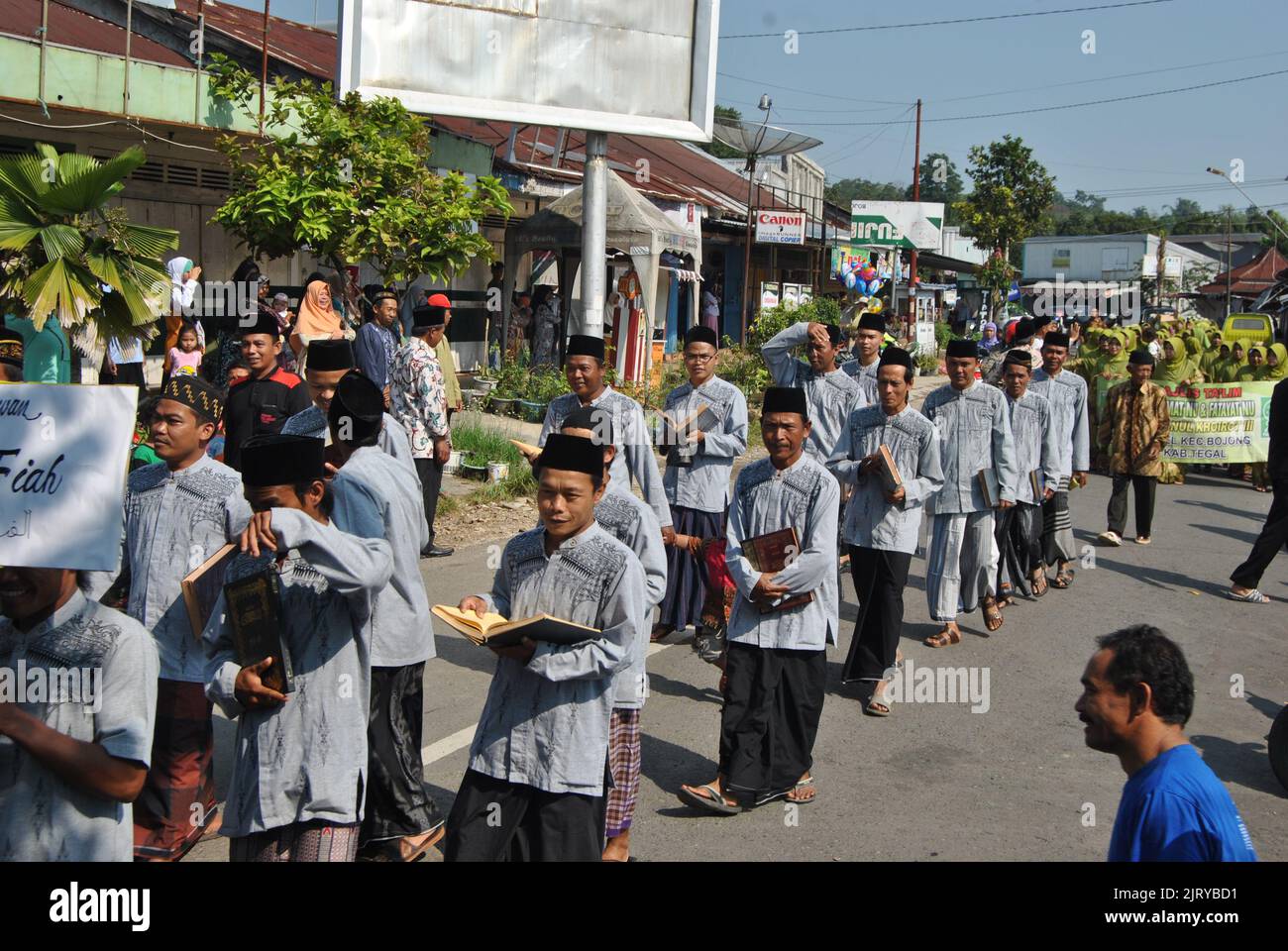 Tegal, INDONESIA, 3 maggio 2018 - Un gruppo di cappellani musulmani è in una lunga marcia lungo la strada nel villaggio Foto Stock