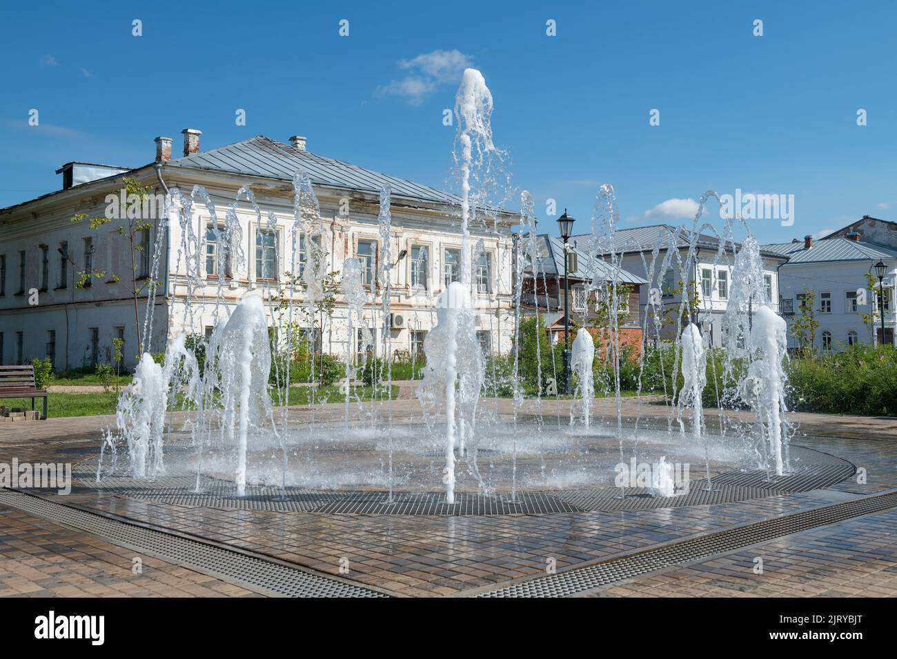 USTYUZHNA, RUSSIA - 04 AGOSTO 2022: Fontana della città sulla vecchia piazza commerciale primo piano in una giornata di sole estate Foto Stock