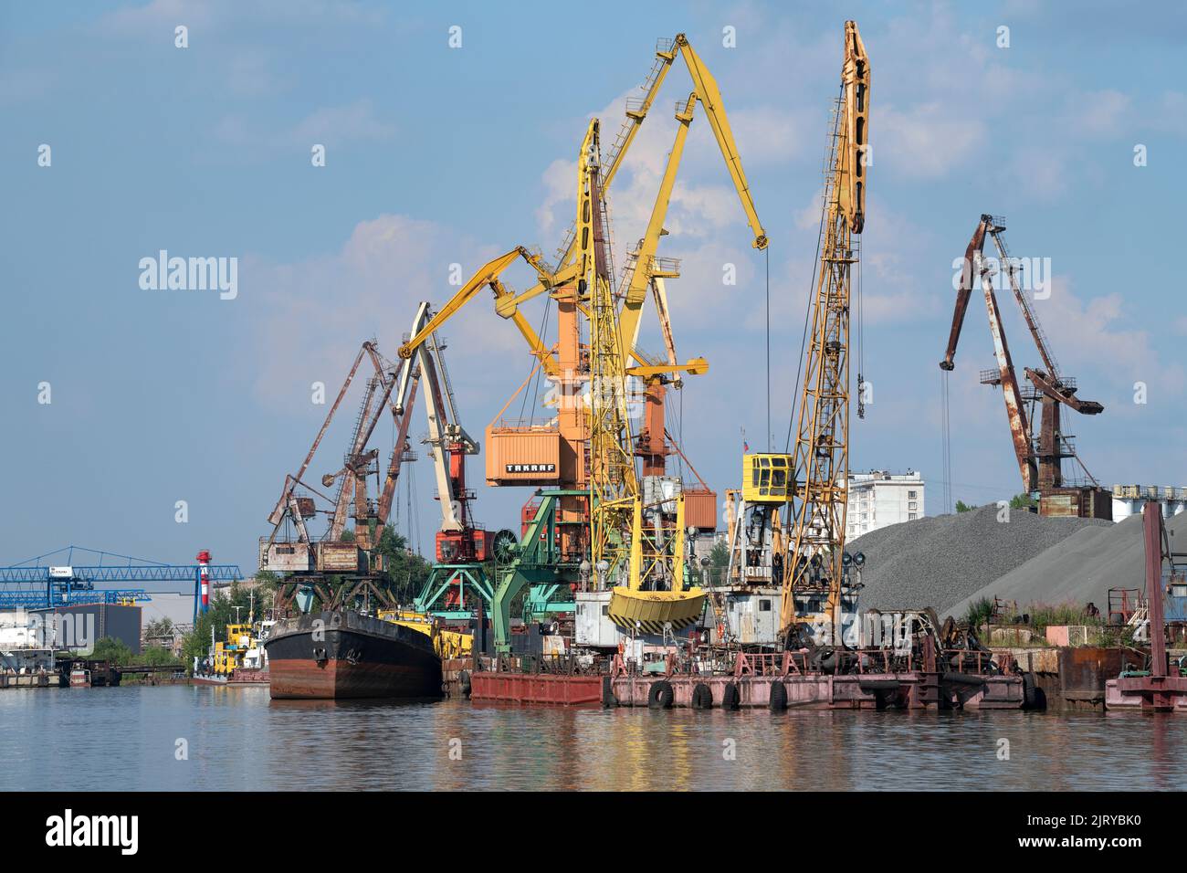 CHEREPOVETS, RUSSIA - 04 AGOSTO 2022: Gru del porto fluviale di Cherepovets in un giorno soleggiato di agosto Foto Stock