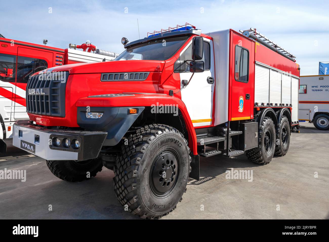 REGIONE DI MOSCA, RUSSIA - 20 AGOSTO 2022: Camion del carro armato del fuoco AC-6,0-40 basato sull'automobile russa Ural prossimo primo piano. Mostra dell'esercito internazionale- Foto Stock