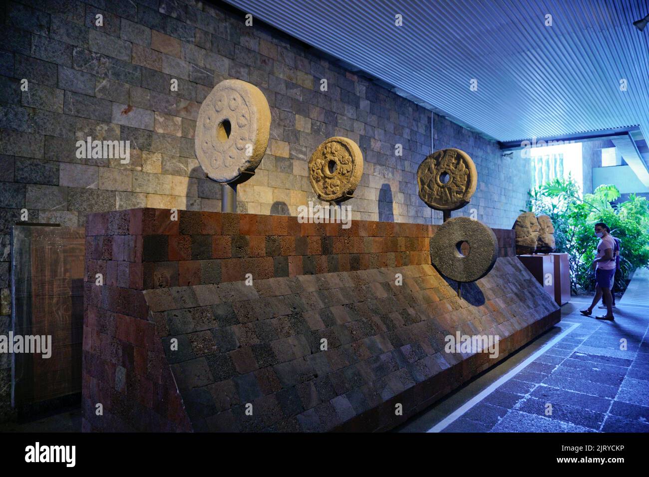 Cerchi in pietra per il gioco antico di Pelota, Museo Nazionale di Antropligia, Parco Chapultepec, Città del Messico, Messico Foto Stock