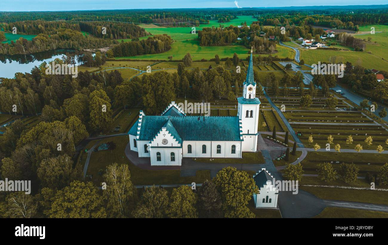 Una vista aerea della chiesa verde e dintorni verdi a Hogstads, Svezia. Foto Stock