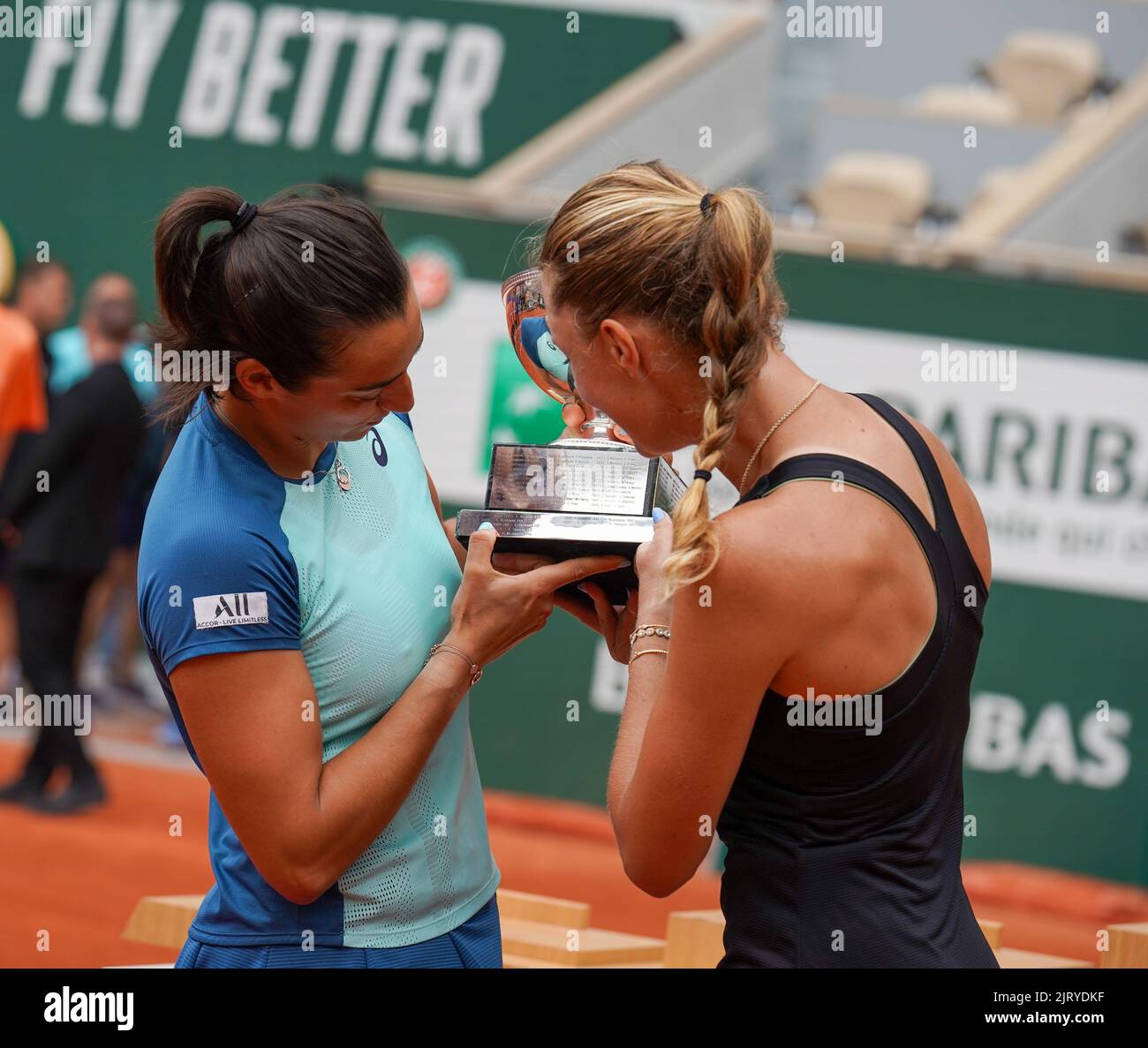 Roland Garros 2022 raddoppia i campioni femminili Caroline Garcia (L) e Kristina Mladenovic di Francia durante la presentazione dei trofei Foto Stock