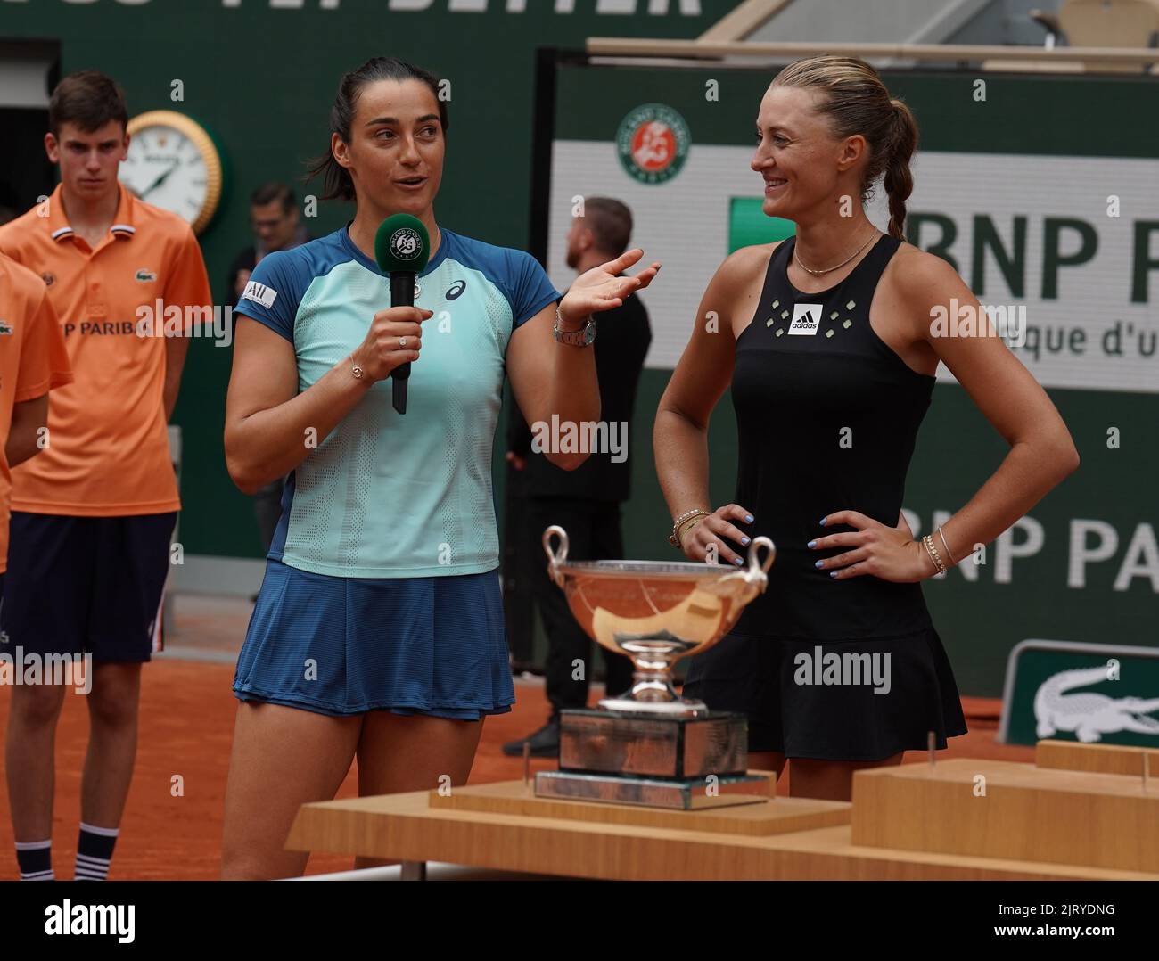 Roland Garros 2022 raddoppia i campioni femminili Caroline Garcia (L) e Kristina Mladenovic di Francia durante la presentazione dei trofei Foto Stock