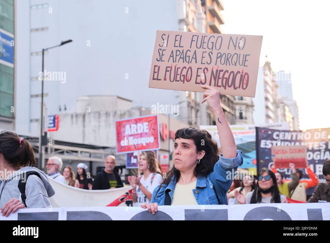 Buenos Aires, Argentina; 25 agosto 2022: Persone in possesso di poster ambientali per una protesta contro il sistema extractivista di exploi risorse naturali Foto Stock