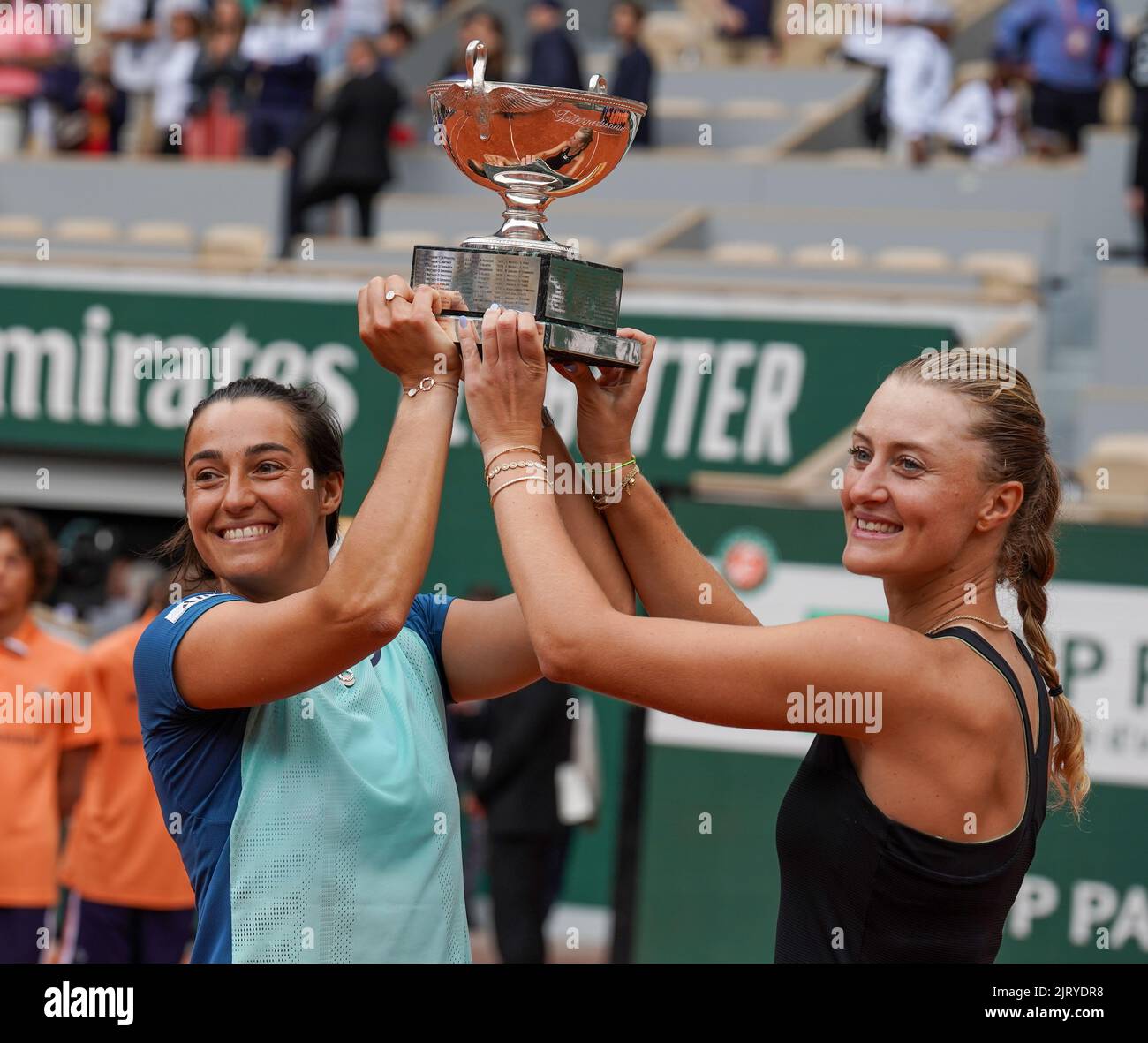 Roland Garros 2022 raddoppia i campioni femminili Caroline Garcia (L) e Kristina Mladenovic di Francia durante la presentazione dei trofei Foto Stock