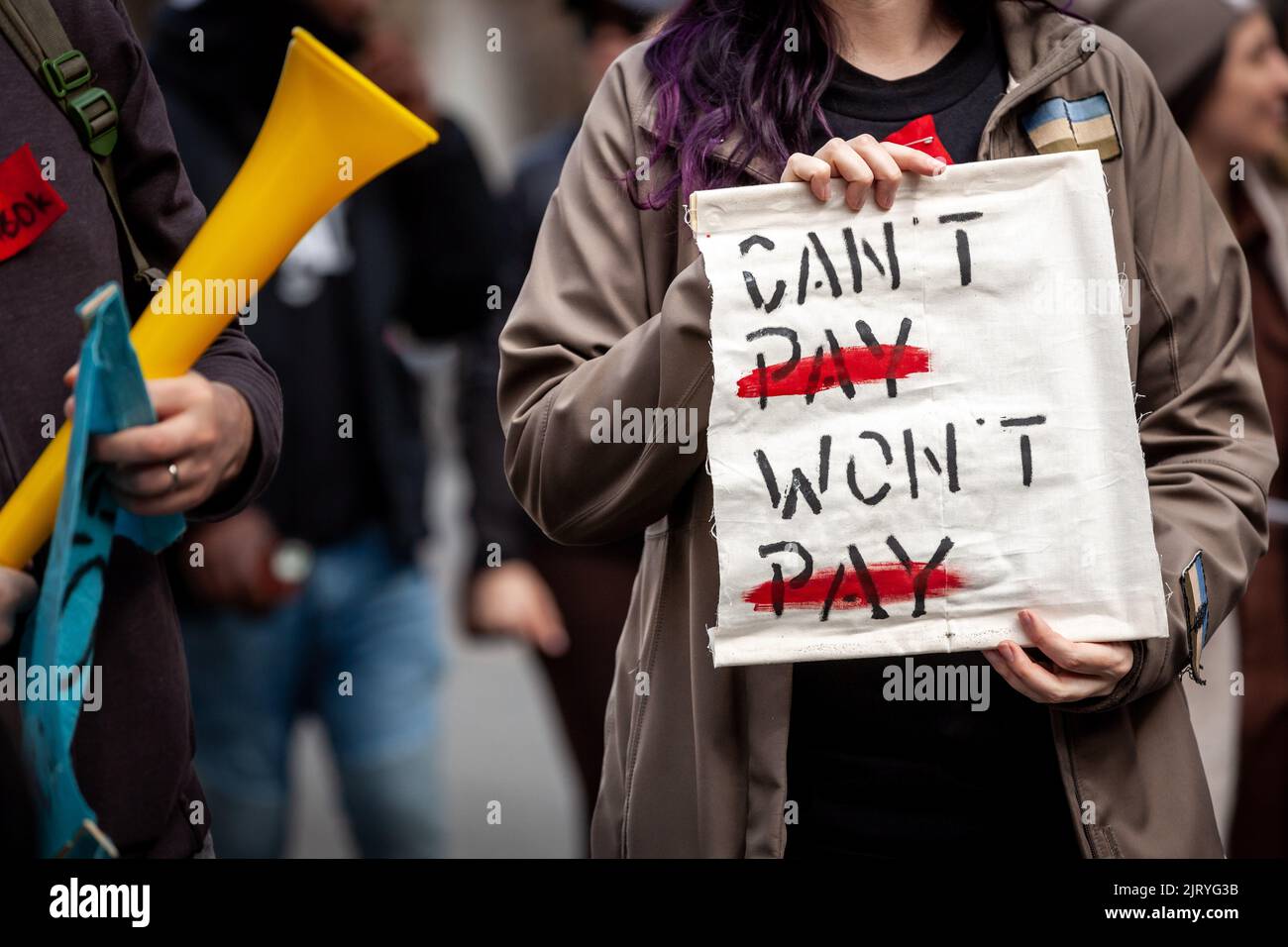 Un protester porta un cartello che dice, 'non può pagare, non pagherà,' durante una dimostrazione per cancellare il debito degli studenti presso il Dipartimento dell'Istruzione. Gli studenti hanno preso parte a un rally che invitava il presidente Biden a emettere un ordine esecutivo per cancellare tutto il debito degli studenti. Come minimo, gli chiesero di mantenere la promessa della sua campagna di cancellazione di $10.000 dollari di debito per ogni studente. Collettivamente, gli studenti americani devono più di $1,7 trilioni di dollari per prestiti educativi. Foto Stock