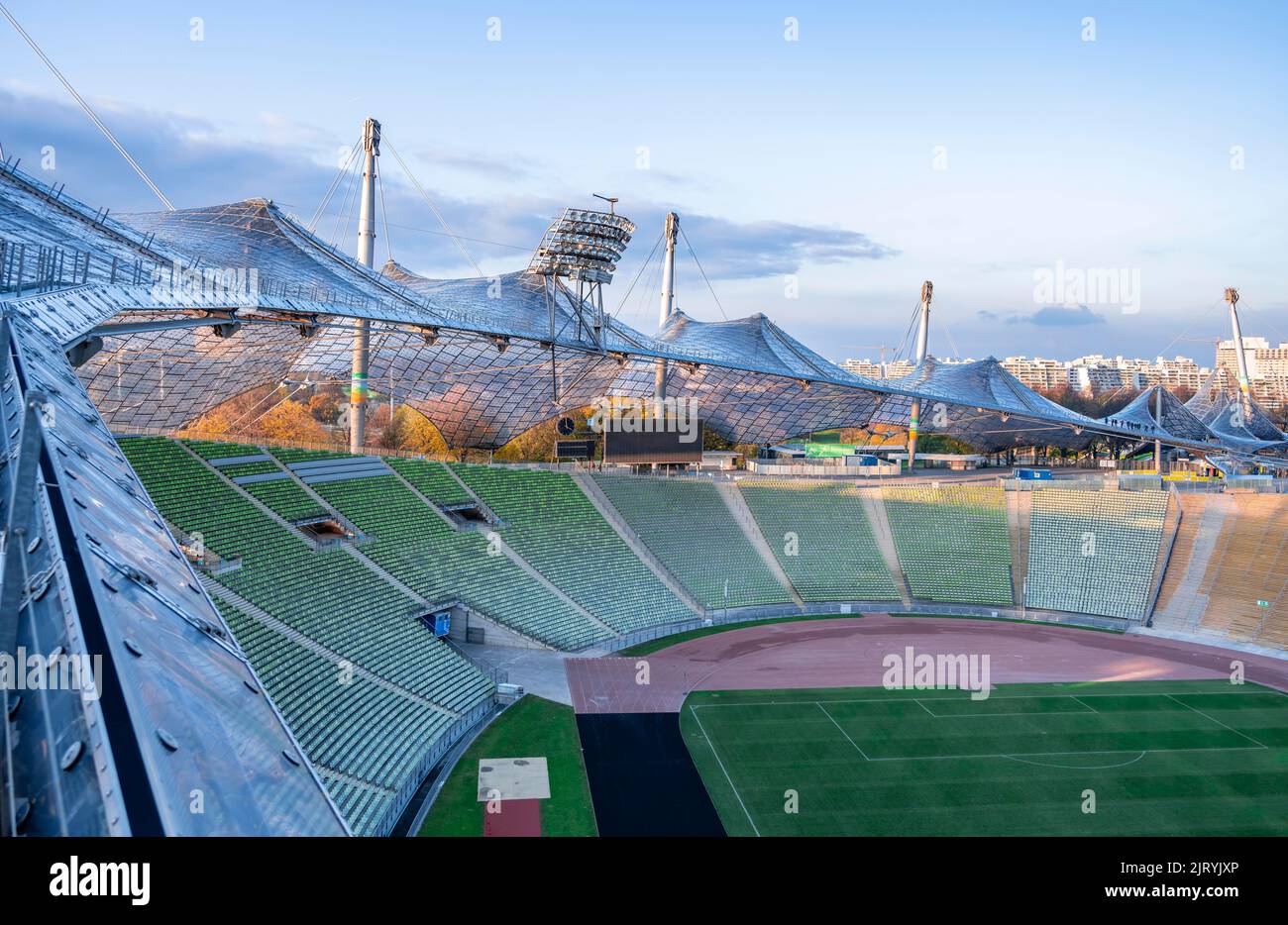 Vista sullo Stadio Olimpico con file di posti a sedere e campo da calcio, tetto della tenda, Parco Olimpico, Monaco, Baviera, Germania Foto Stock