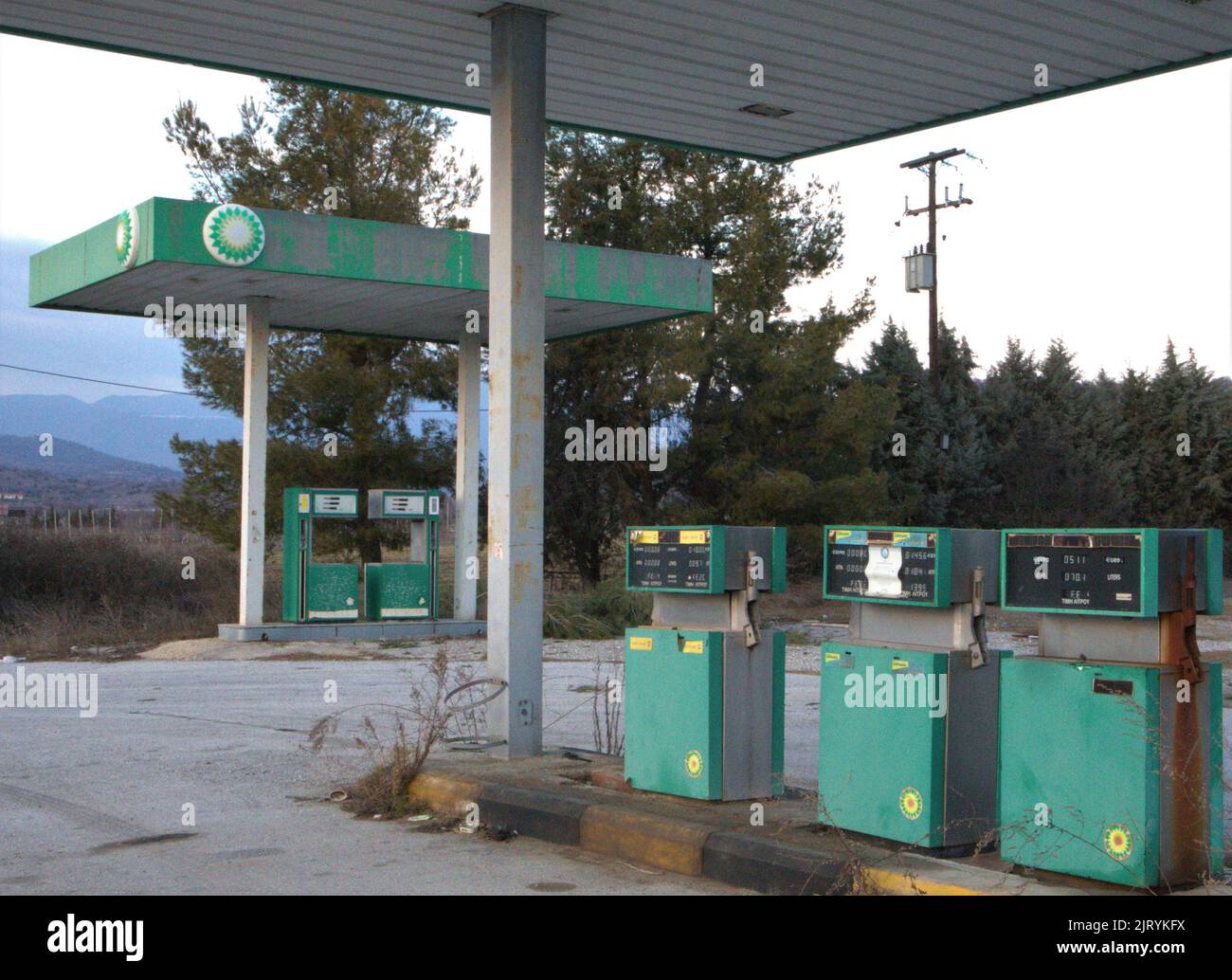 Una stazione di servizio BP chiusa e abbandonata ad Arnissa, Pella, Grecia Foto Stock