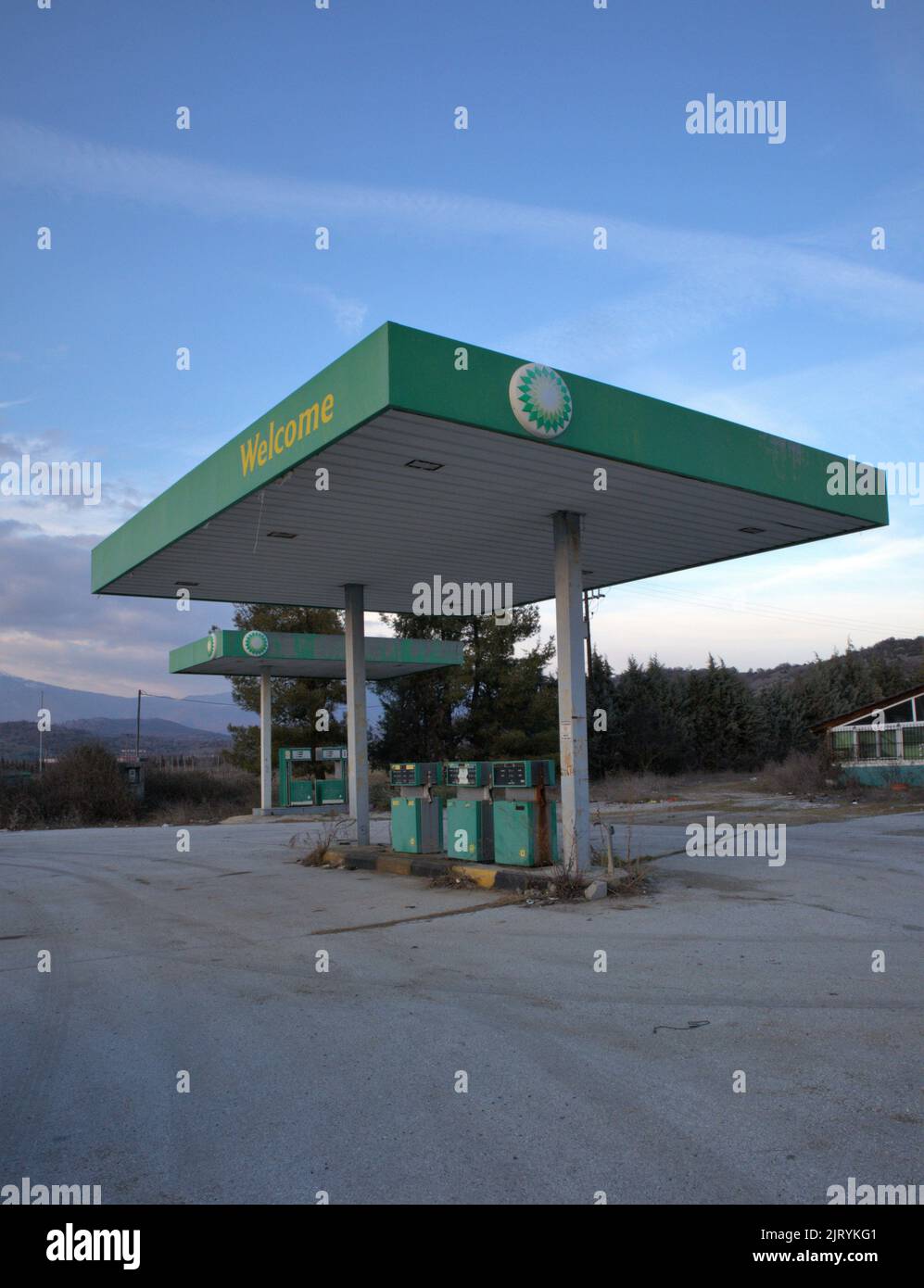 Una stazione di servizio BP chiusa e abbandonata ad Arnissa, Pella, Grecia Foto Stock