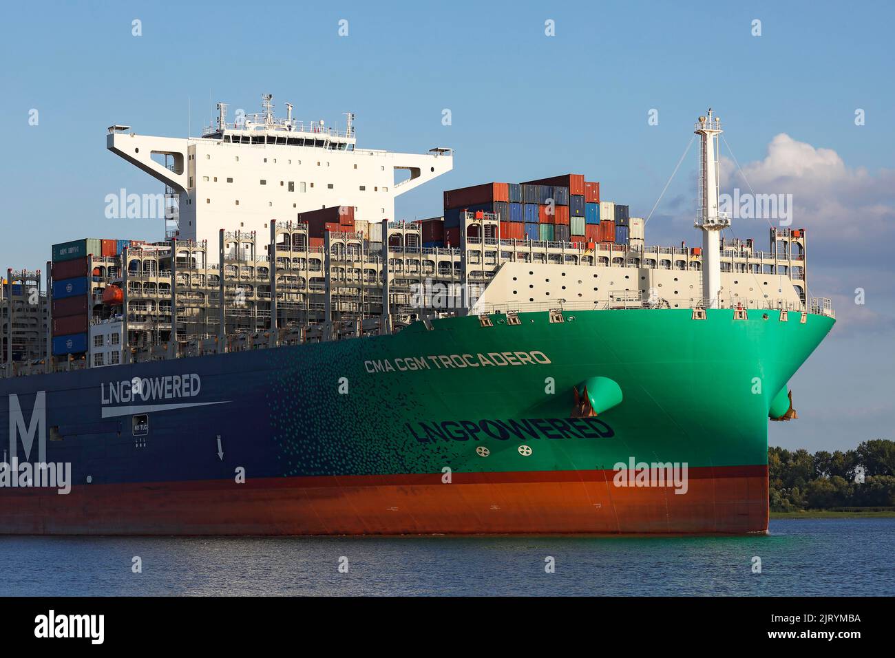 La nave container CMA CGM TROCADERO alimentata da GNL di gas naturale liquefatto lascia il porto di Amburgo sul fiume Elba, Amburgo, Germania Foto Stock
