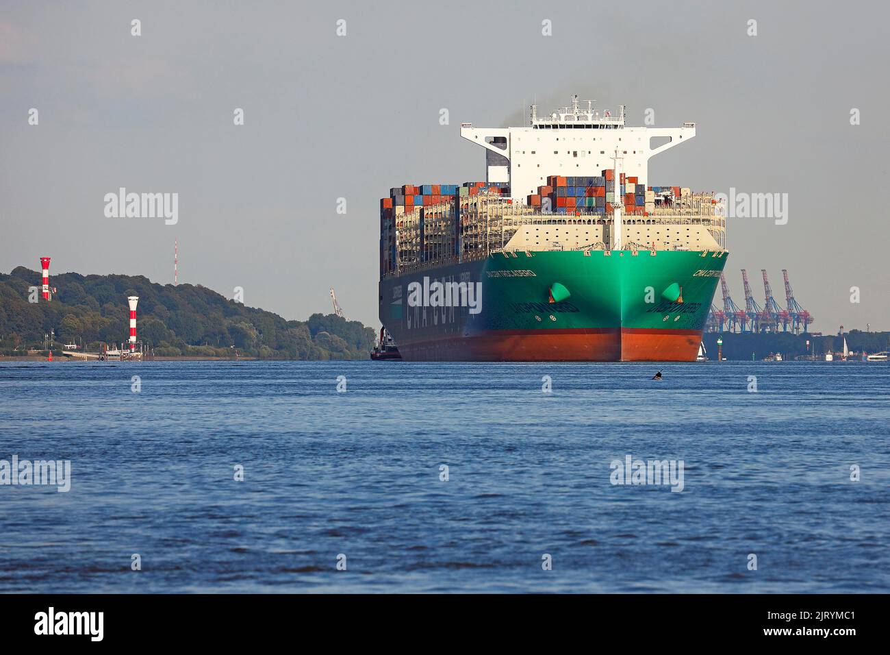 La nave container CMA CGM TROCADERO alimentata da GNL di gas naturale liquefatto lascia il porto di Amburgo sul fiume Elba, Amburgo, Germania Foto Stock