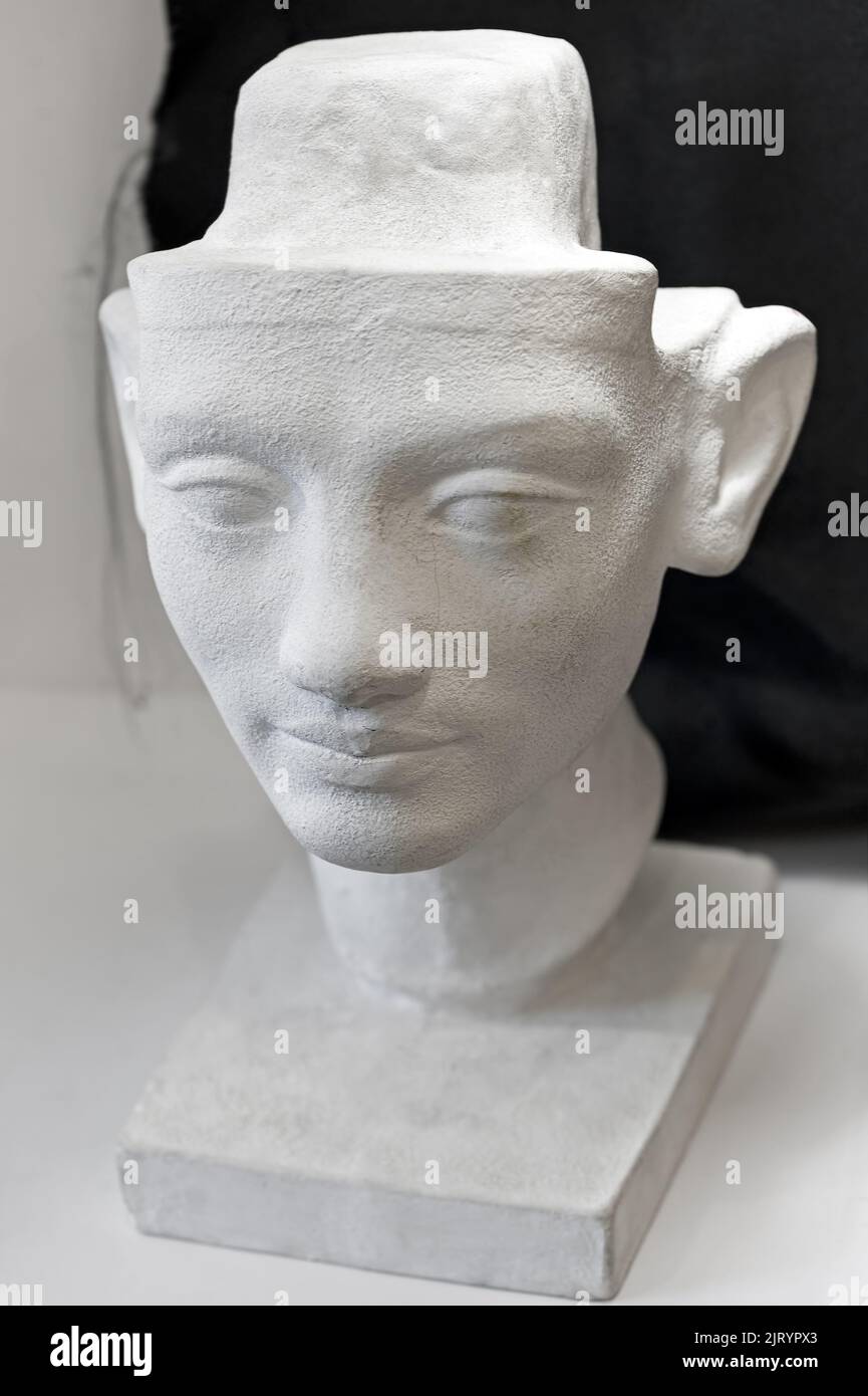 Testa in gesso modello in ghisa per imparare il disegno facciale su lezioni d'arte in studio con drappeggio Foto Stock