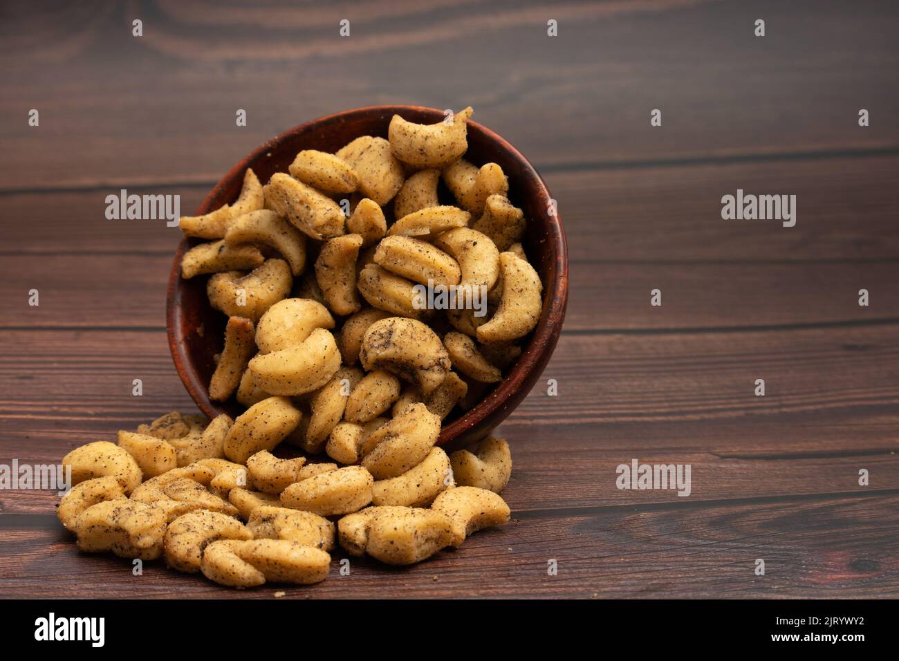 I biscotti Kaju Namkeen Chatpata Masala arrosto sono salati piccanti salati salati salati fatti di farina di grano Maida Ajwain Chili e spolverati di pepe nero Foto Stock