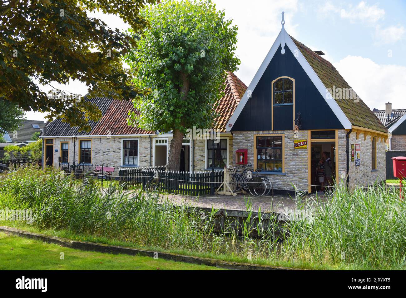 Texel, Paesi Bassi. Giugno 2022. Case storiche dei pescatori al museo Kaap Skil a Oudeschild. Foto di alta qualità Foto Stock