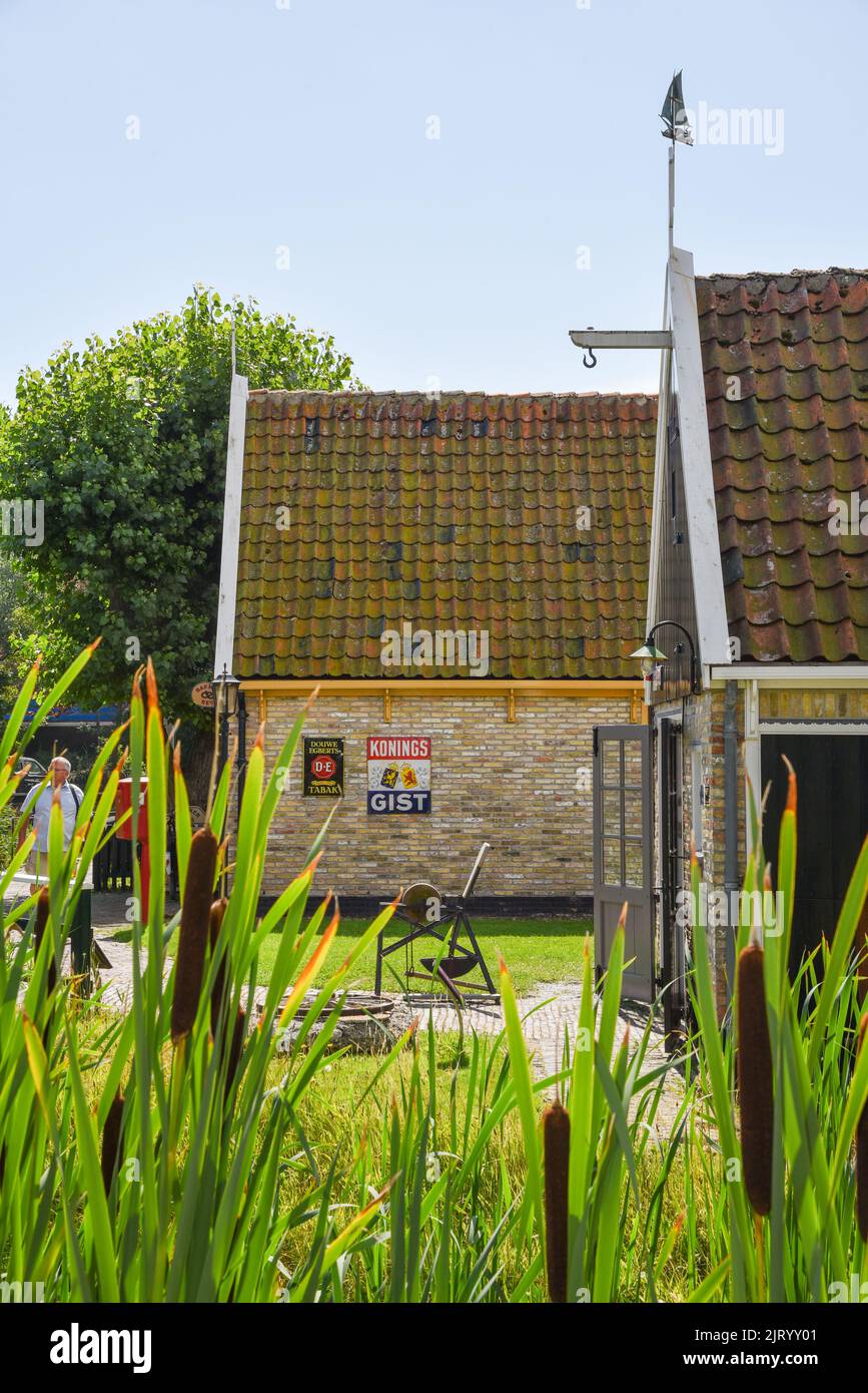 Texel, Paesi Bassi. Giugno 2022. Case storiche dei pescatori al museo Kaap Skil a Oudeschild. Foto di alta qualità Foto Stock