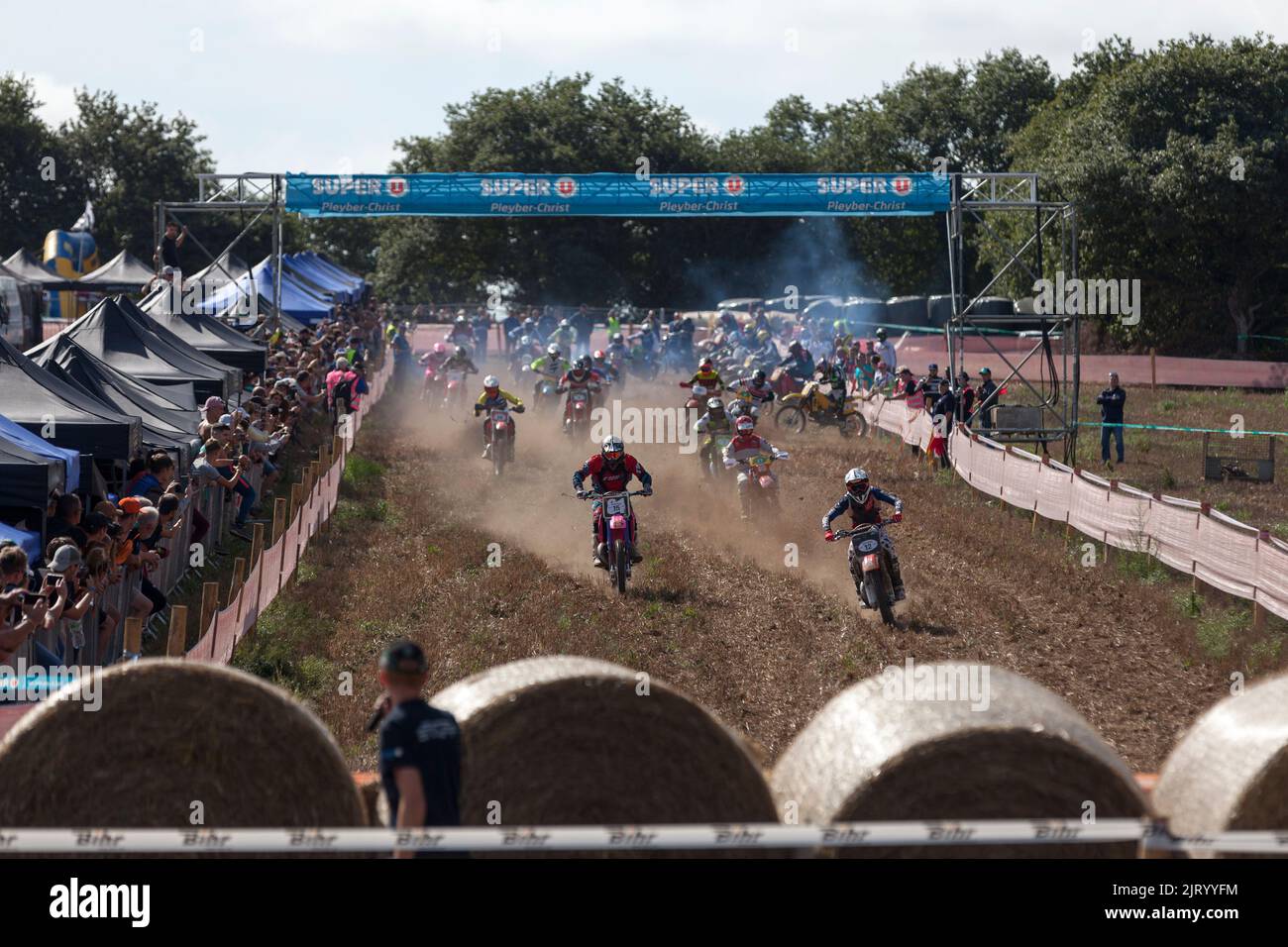 Pleyber-Christ, Francia - Agosto, 26 2022: Inizio del Trofeo Gibeau organizzato durante l'Armorikaine TT, un evento sportivo con accesso gratuito durante il Foto Stock